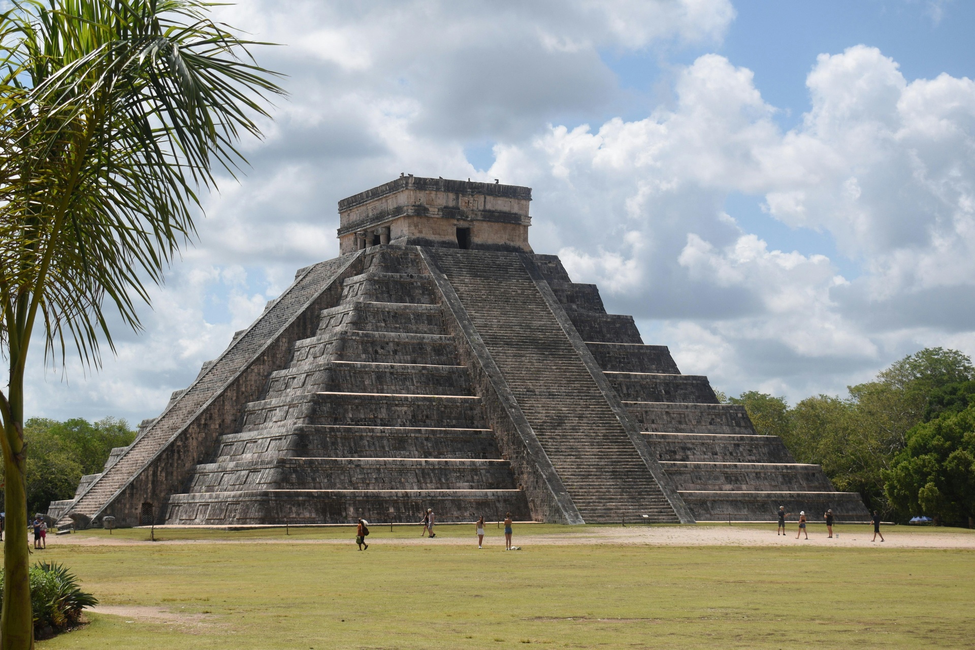 Pirámide de Kukulcán en Chichén Itzá durante el día