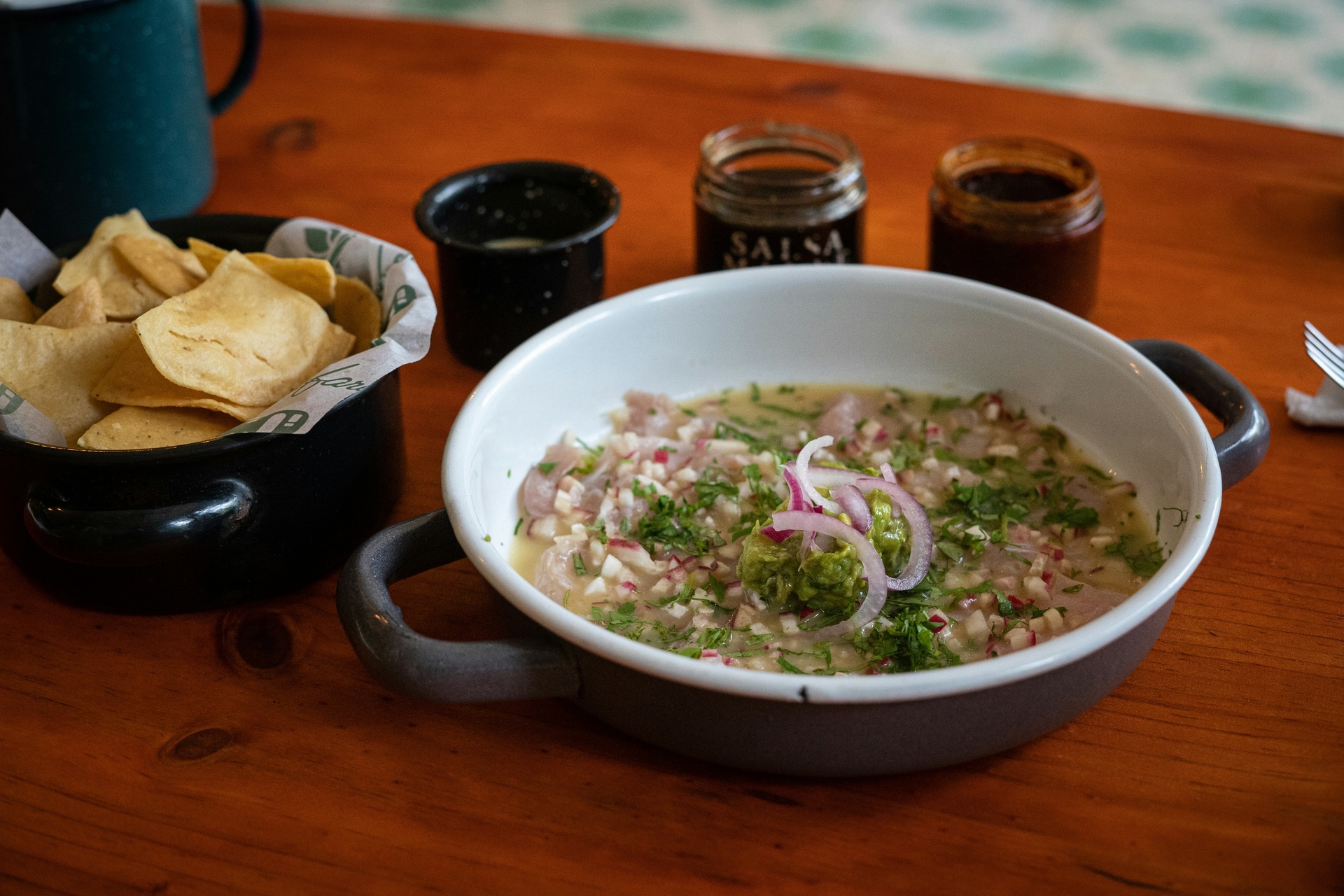 Plato de ceviche y mariscos en un restaurante mexicano