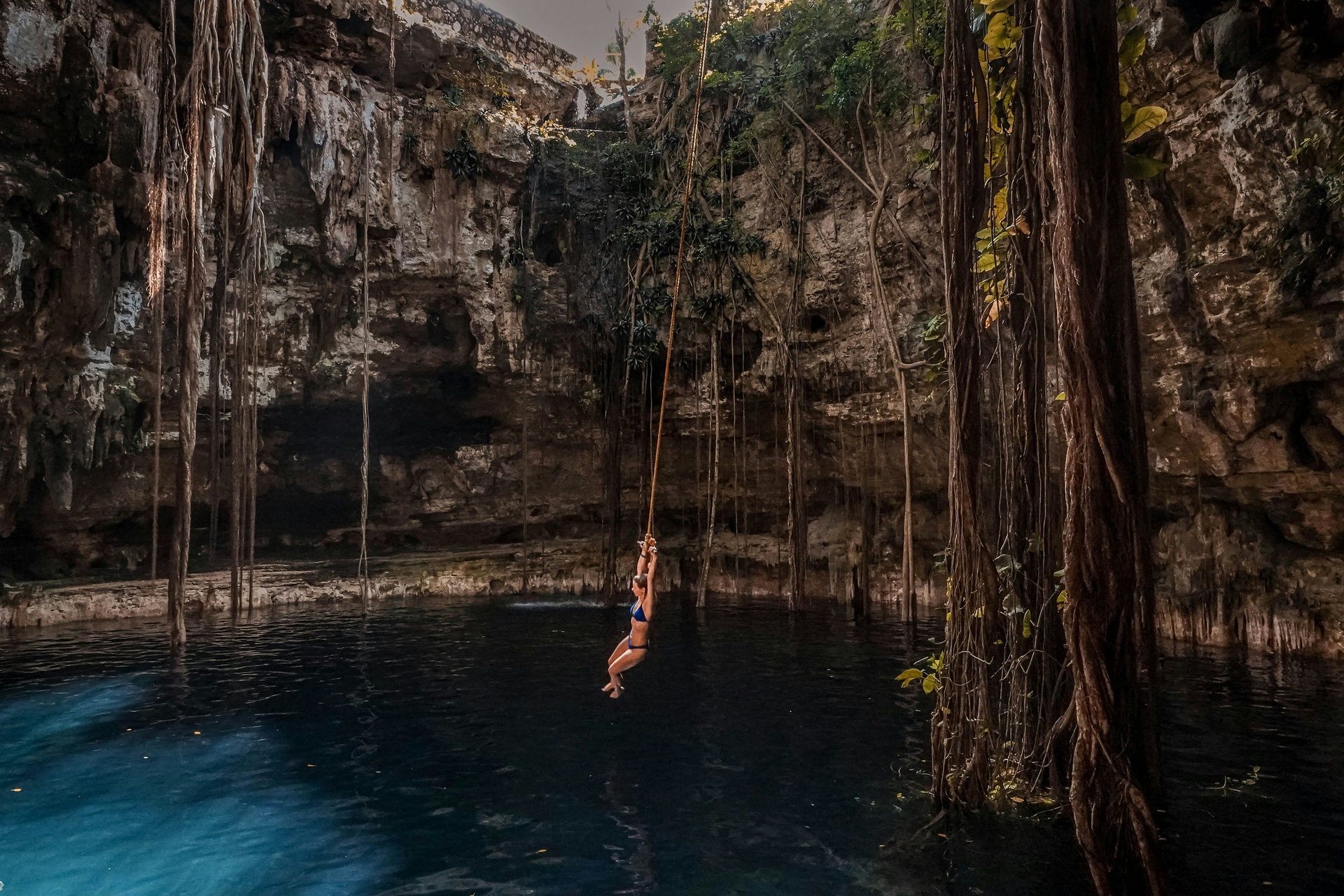 Cenote rodeado de selva en la Riviera Maya