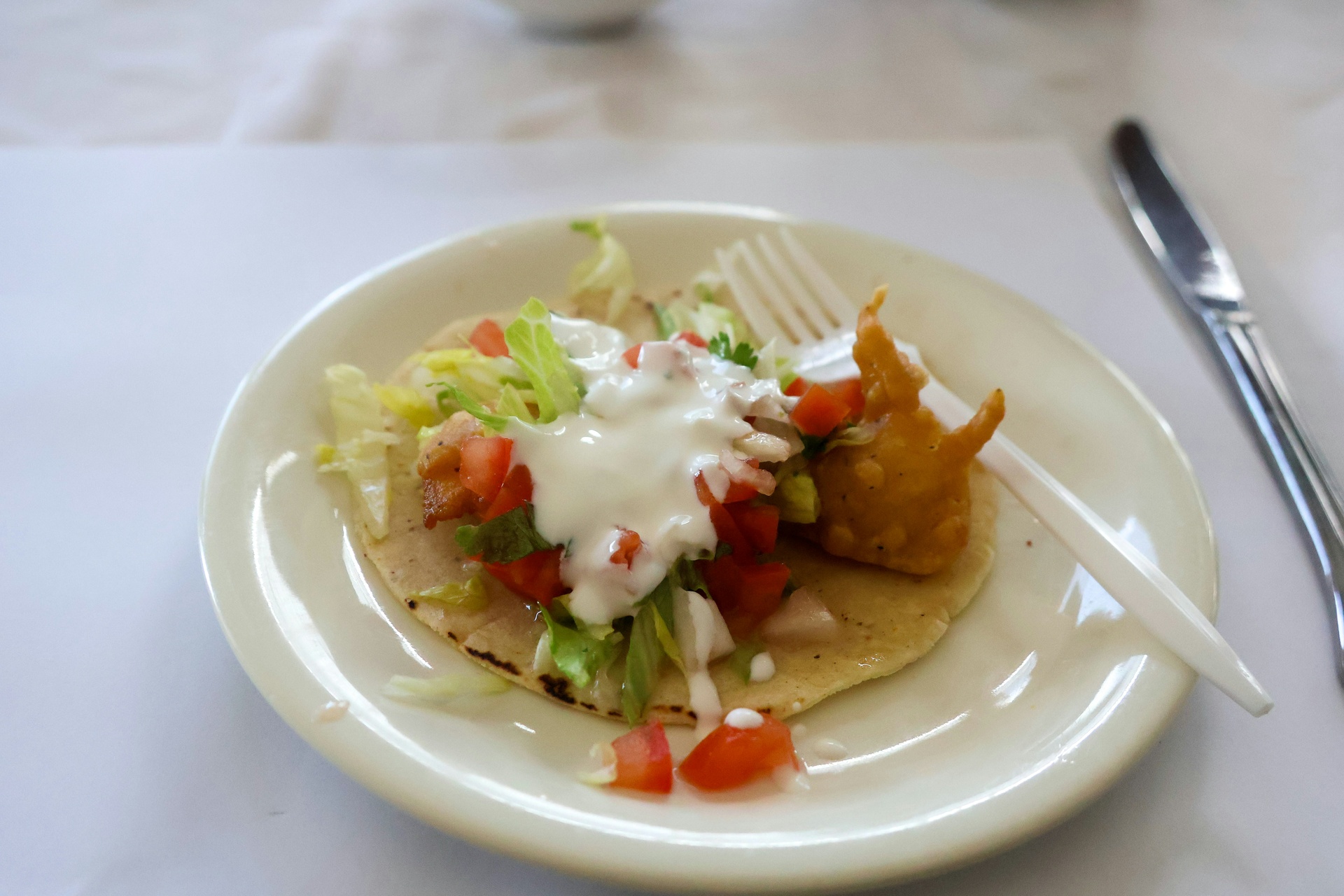 Tacos de pescado servidos en un puesto del centro de Tulum