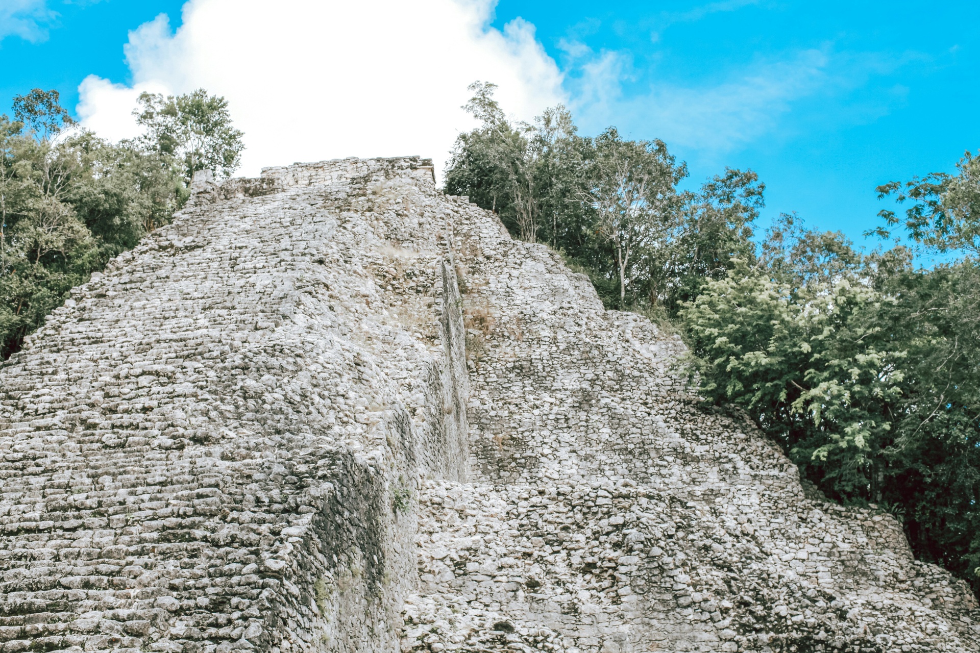 Pirámide de Cobá rodeada de selva en Quintana Roo