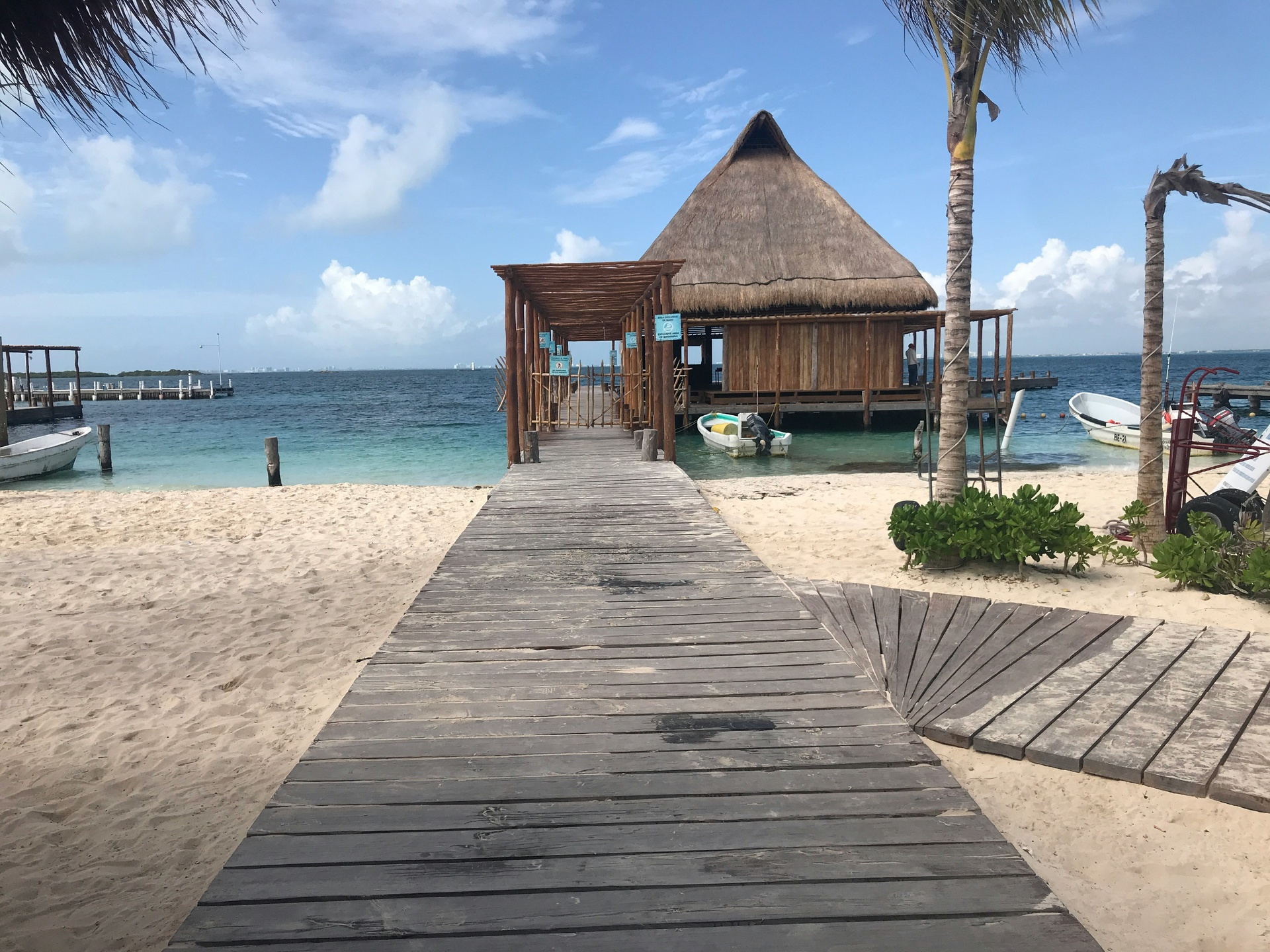 Aguas tranquilas y poco profundas de Playa Norte en Isla Mujeres, ideales para niños