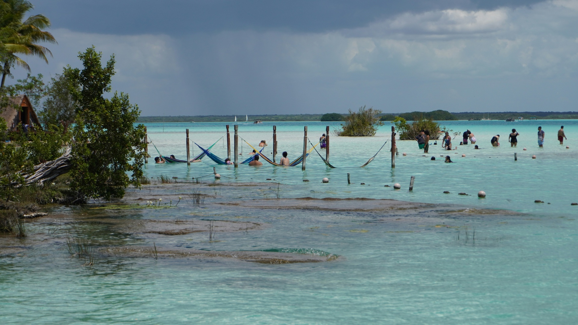 Pareja nadando en un cenote de aguas cristalinas cerca de Cancún