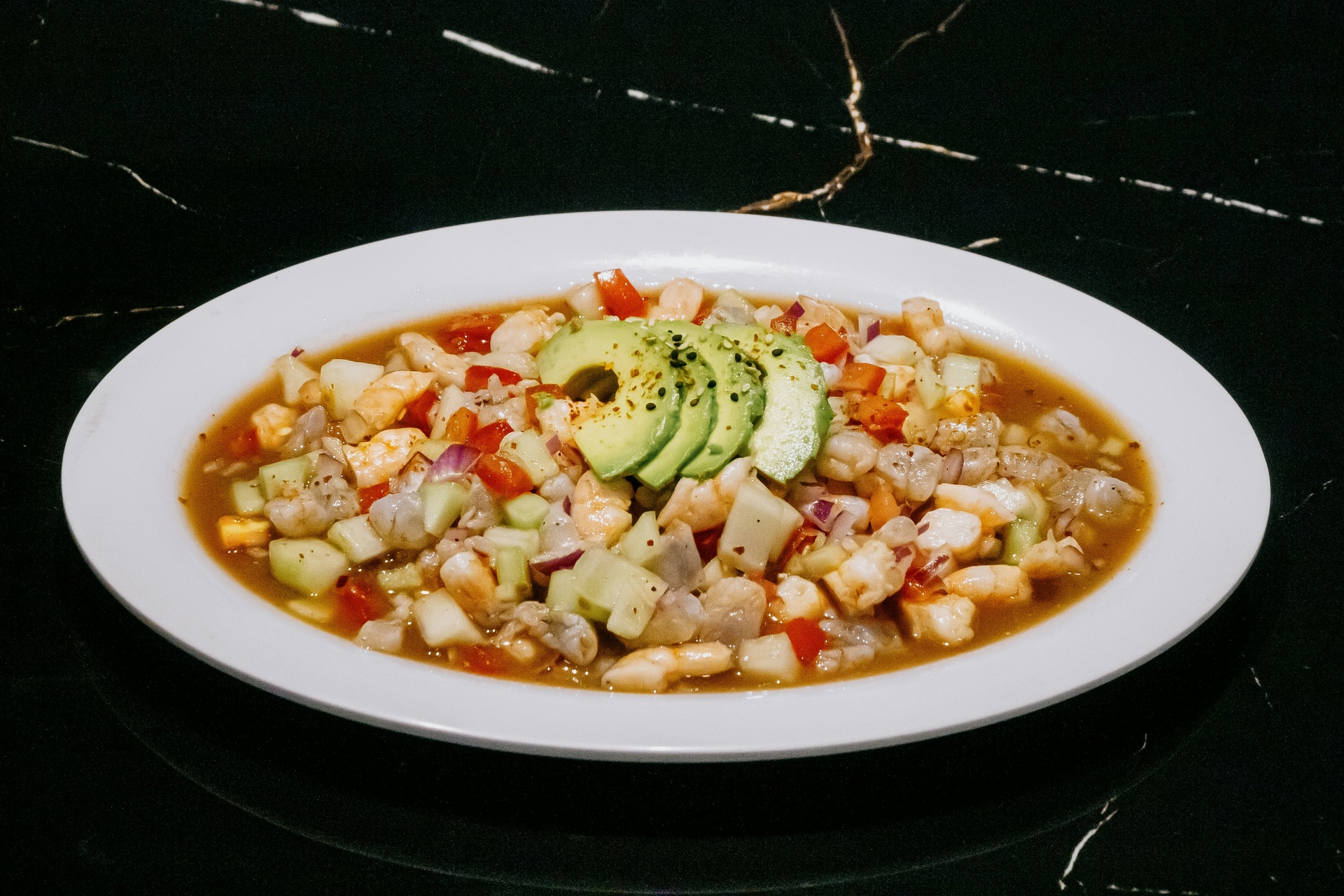 Plato de ceviche y mariscos frescos en un restaurante de Cancún