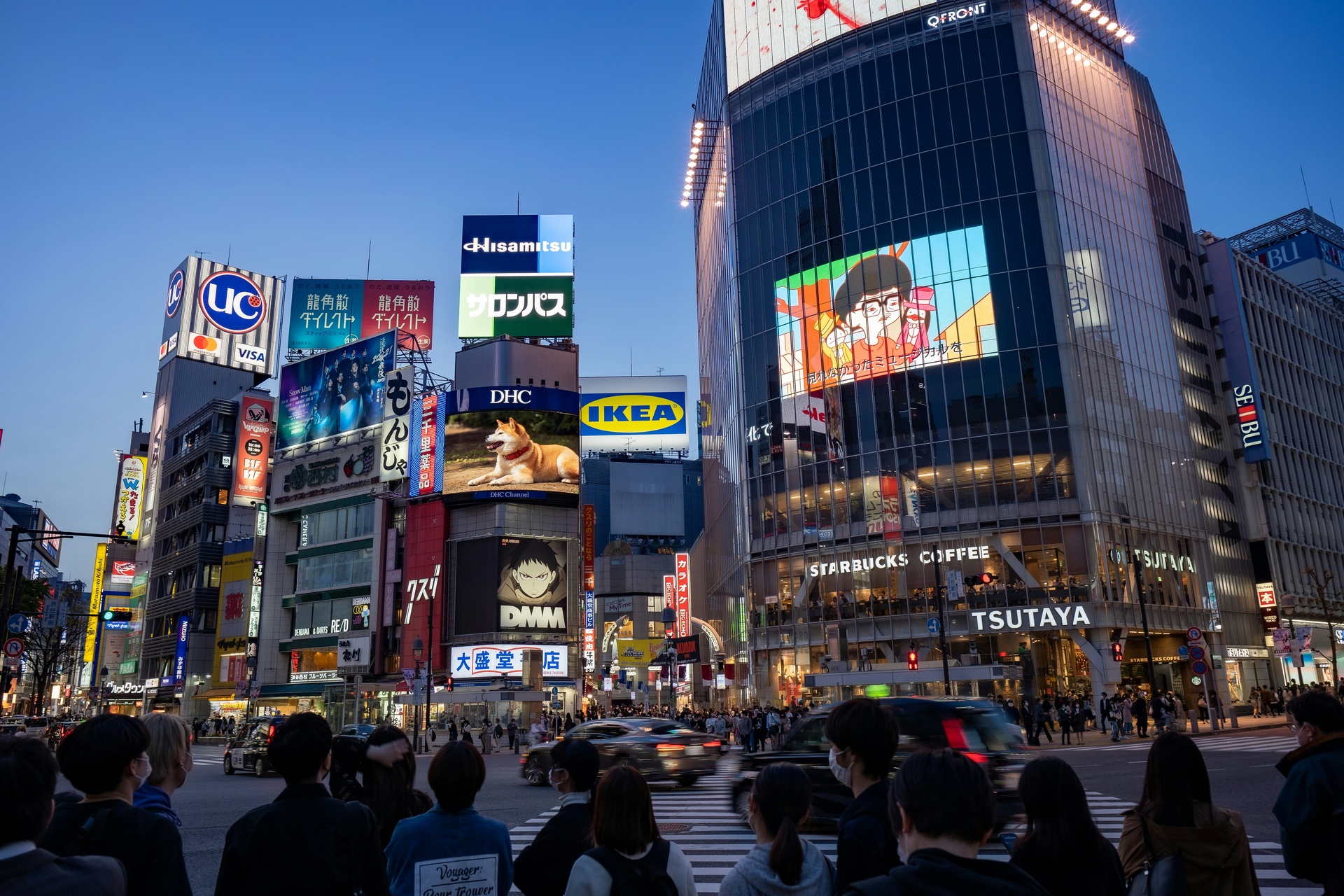 Vista aérea del cruce peatonal de Shibuya con miles de personas