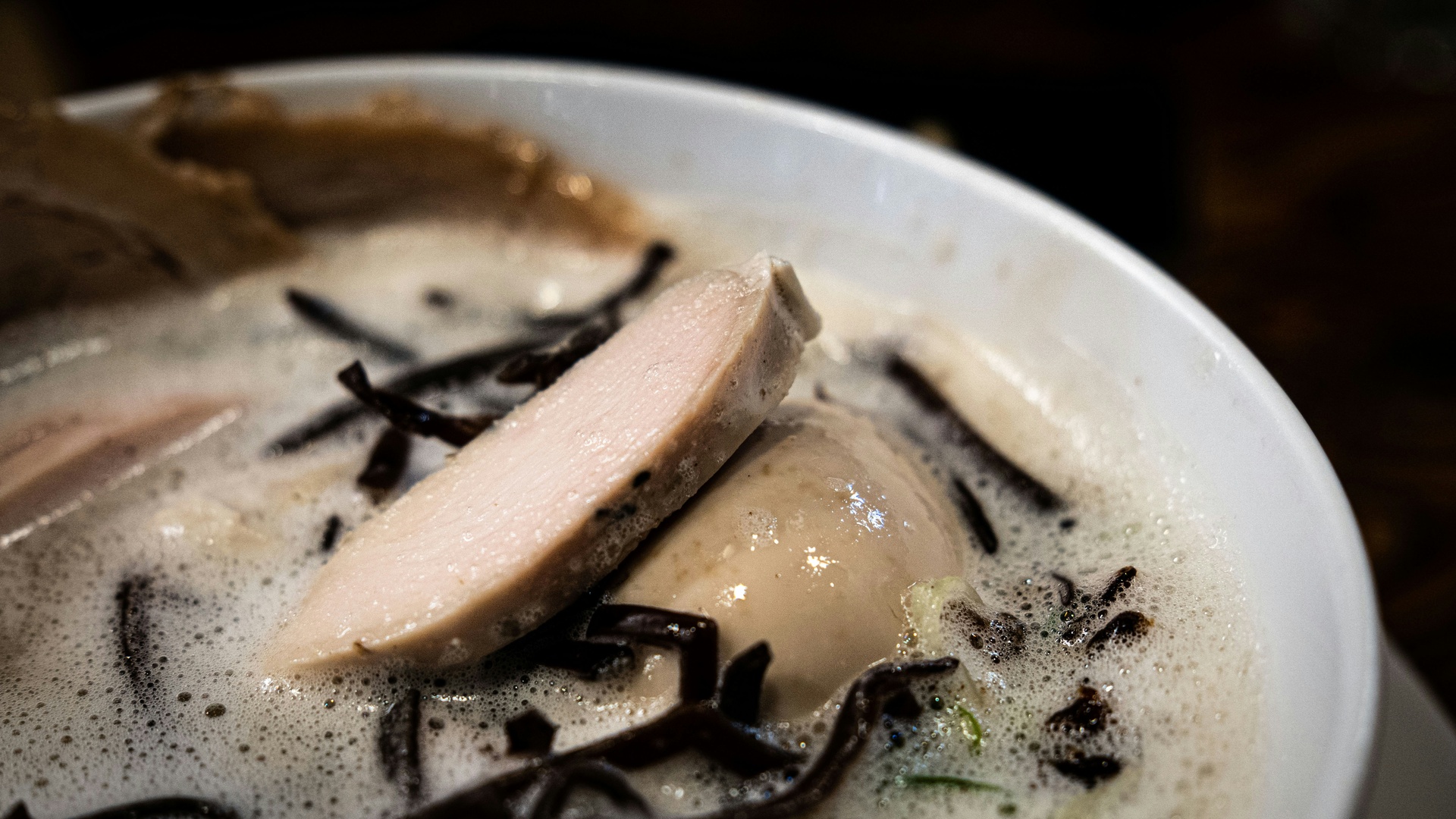 Tazón de ramen tonkotsu con huevo y cerdo