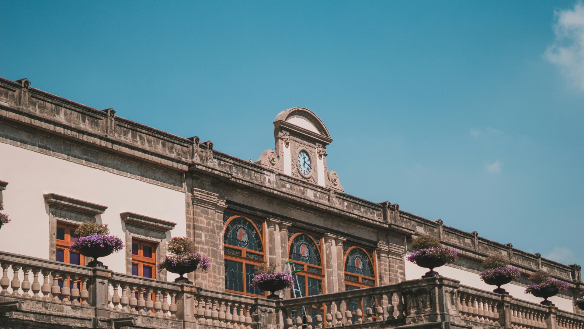 Vista panorámica del Castillo de Chapultepec con la Ciudad de México de fondo