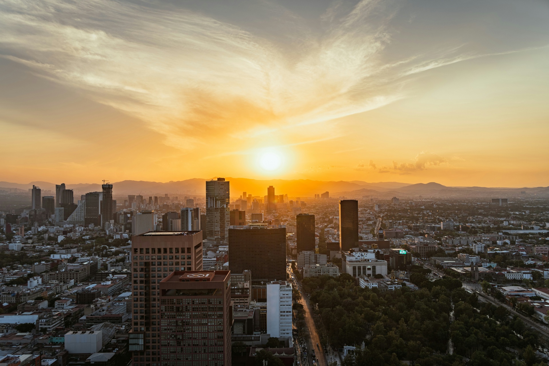 Atardecer sobre el horizonte de la Ciudad de México visto desde lo alto