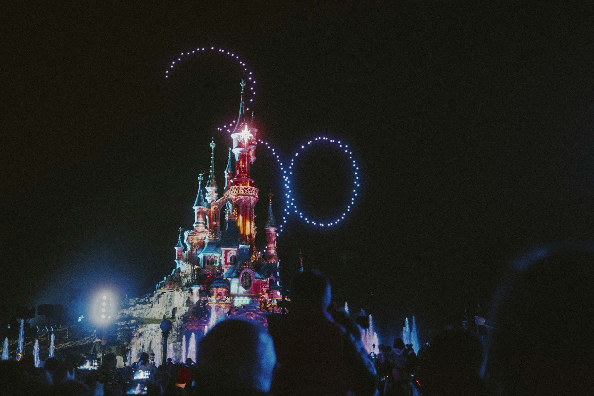 Castillo de Disney iluminado con fuegos artificiales