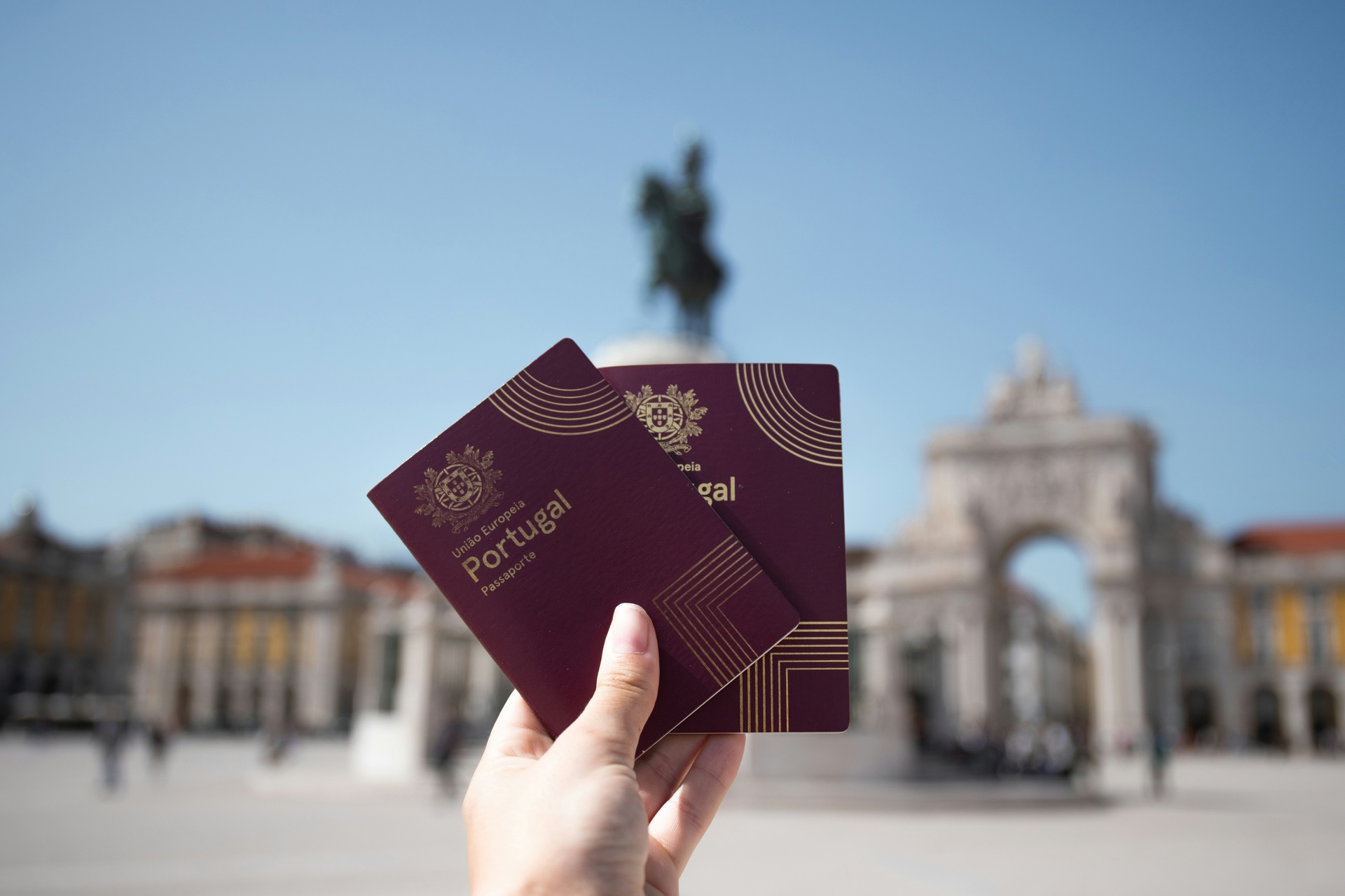 Pasaporte siendo sellado en migración europea