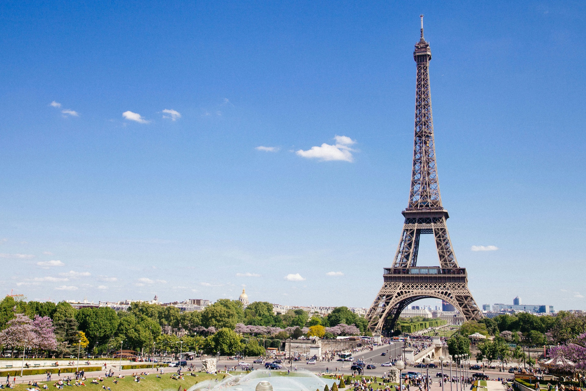 Torre Eiffel en París al atardecer