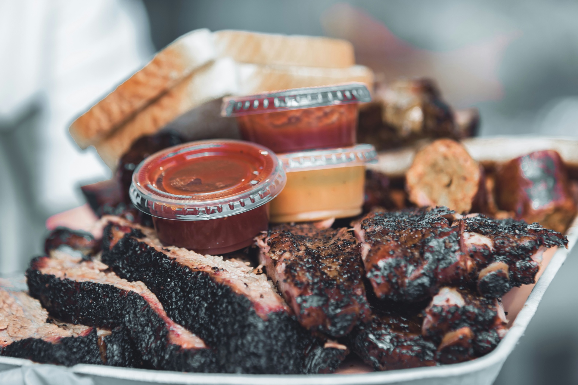 Plato de brisket texano con costillas y guarniciones de barbacoa