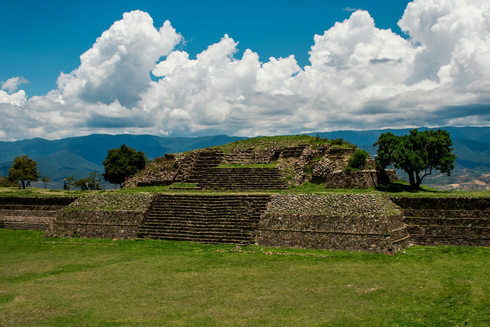 Vista panorámica de las pirámides zapotecas de Monte Albán