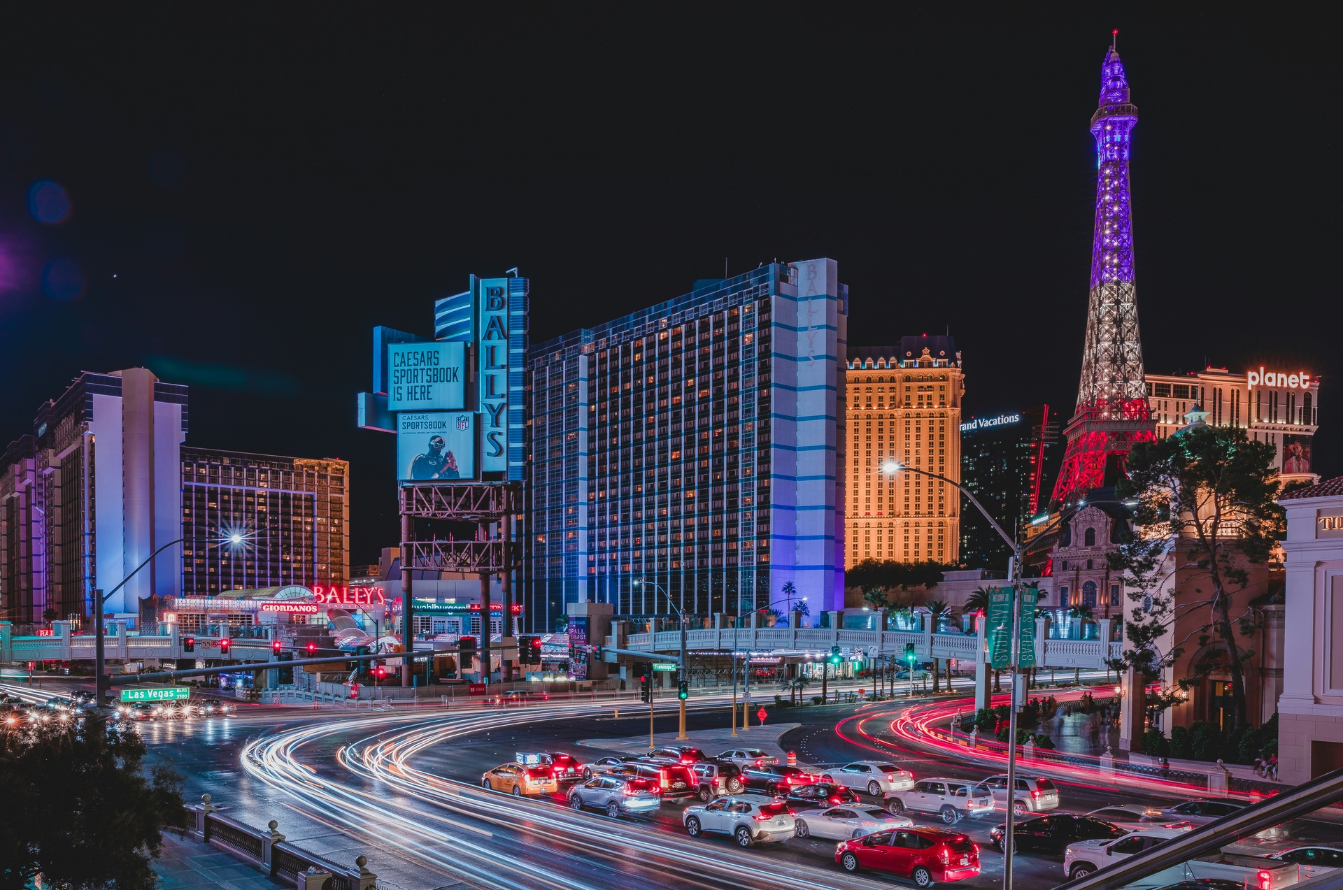Las luces del Strip de Las Vegas iluminadas por la noche