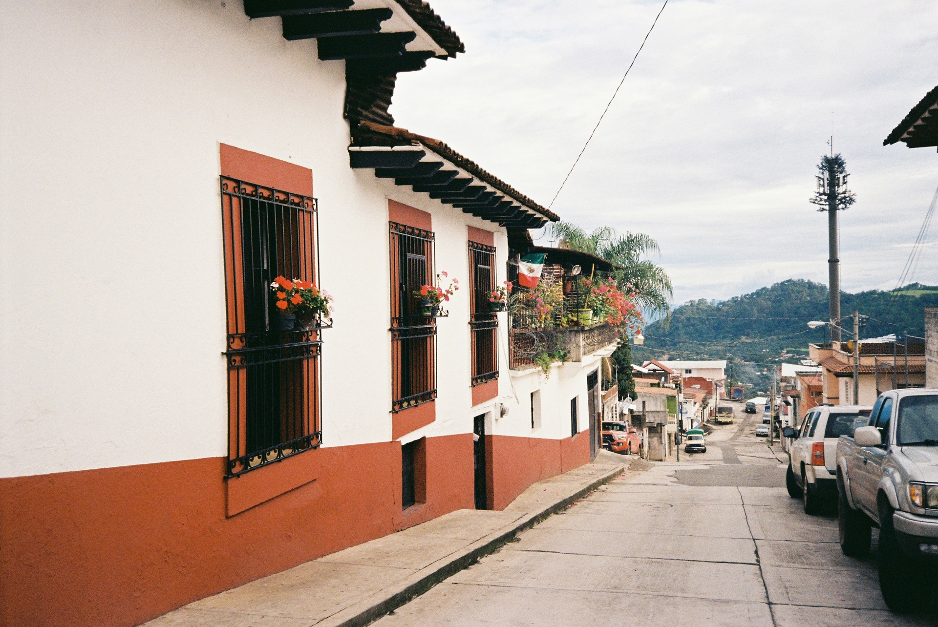 Calle empedrada de un pueblo mágico mexicano con casas coloniales
