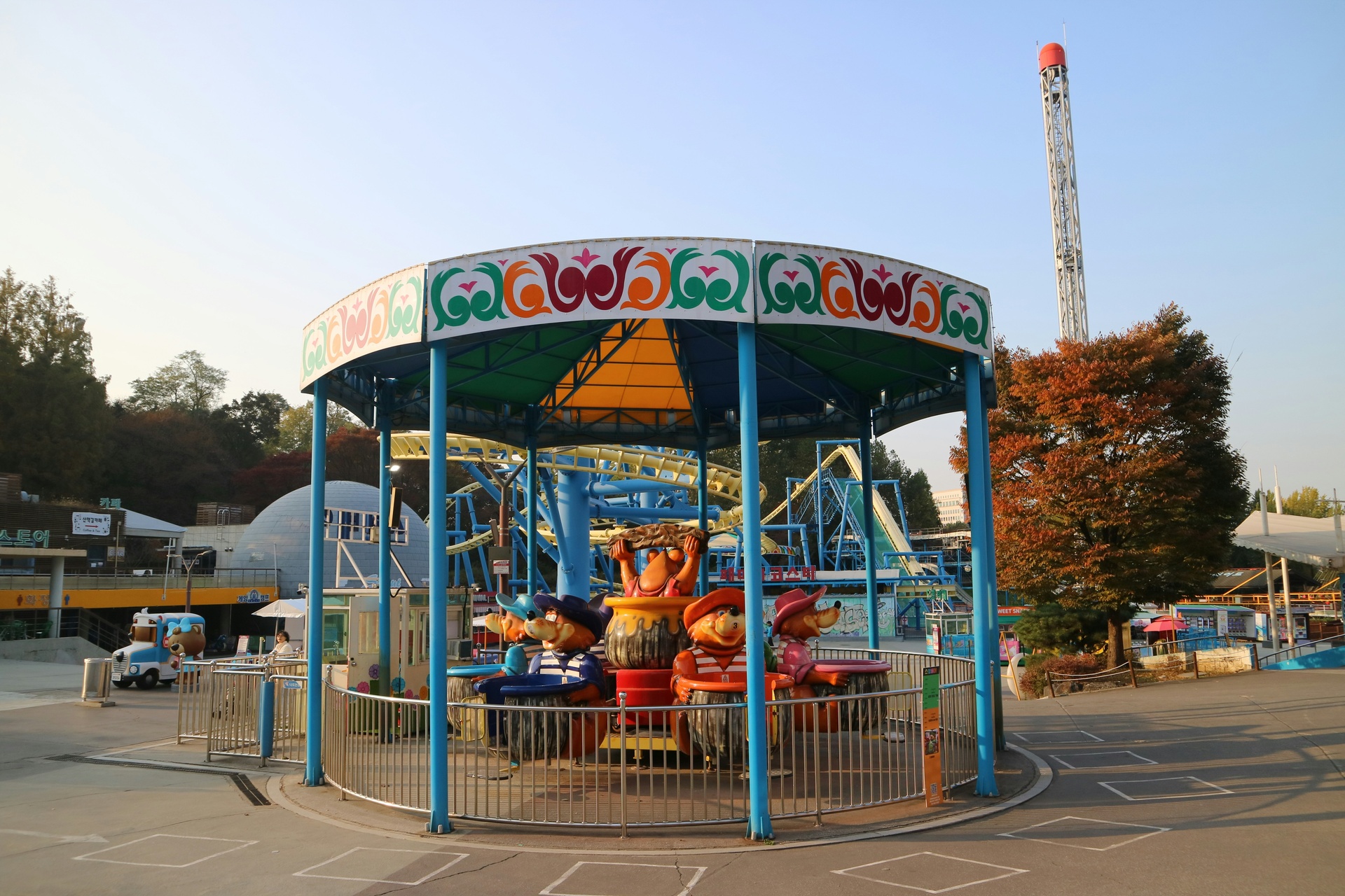 Familia disfrutando de un parque temático