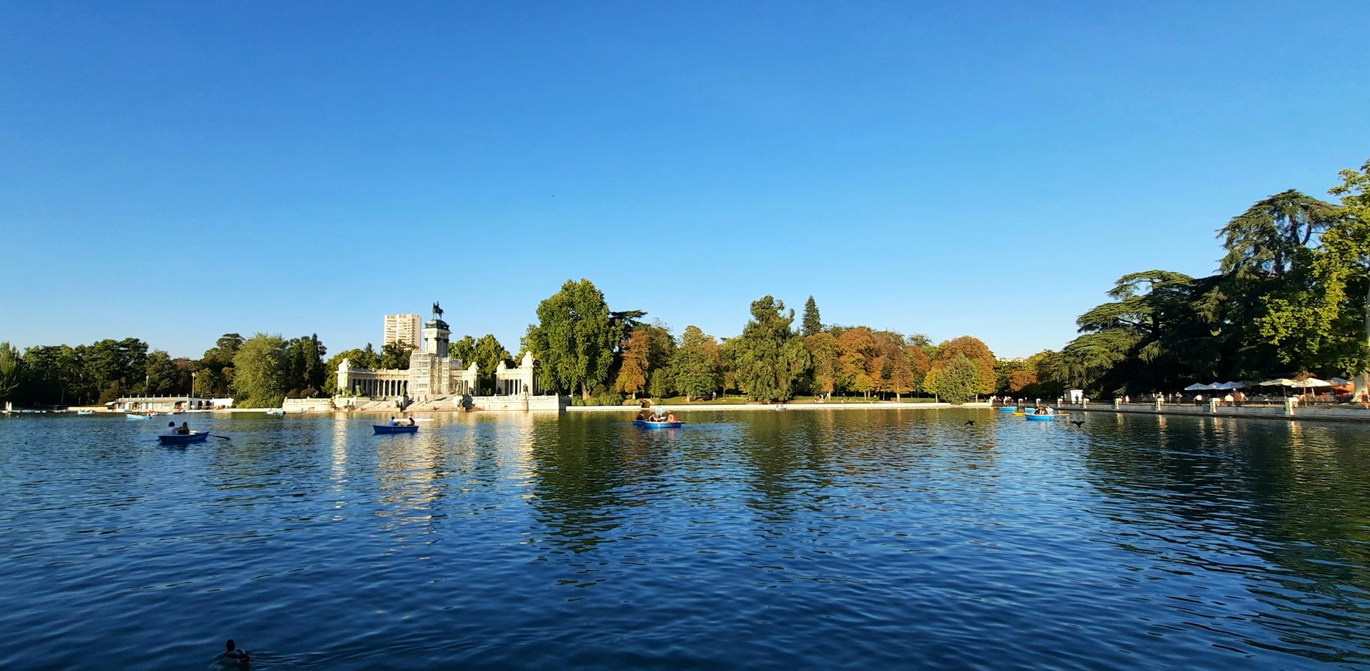 Estanque del Parque del Retiro en Madrid con barcas