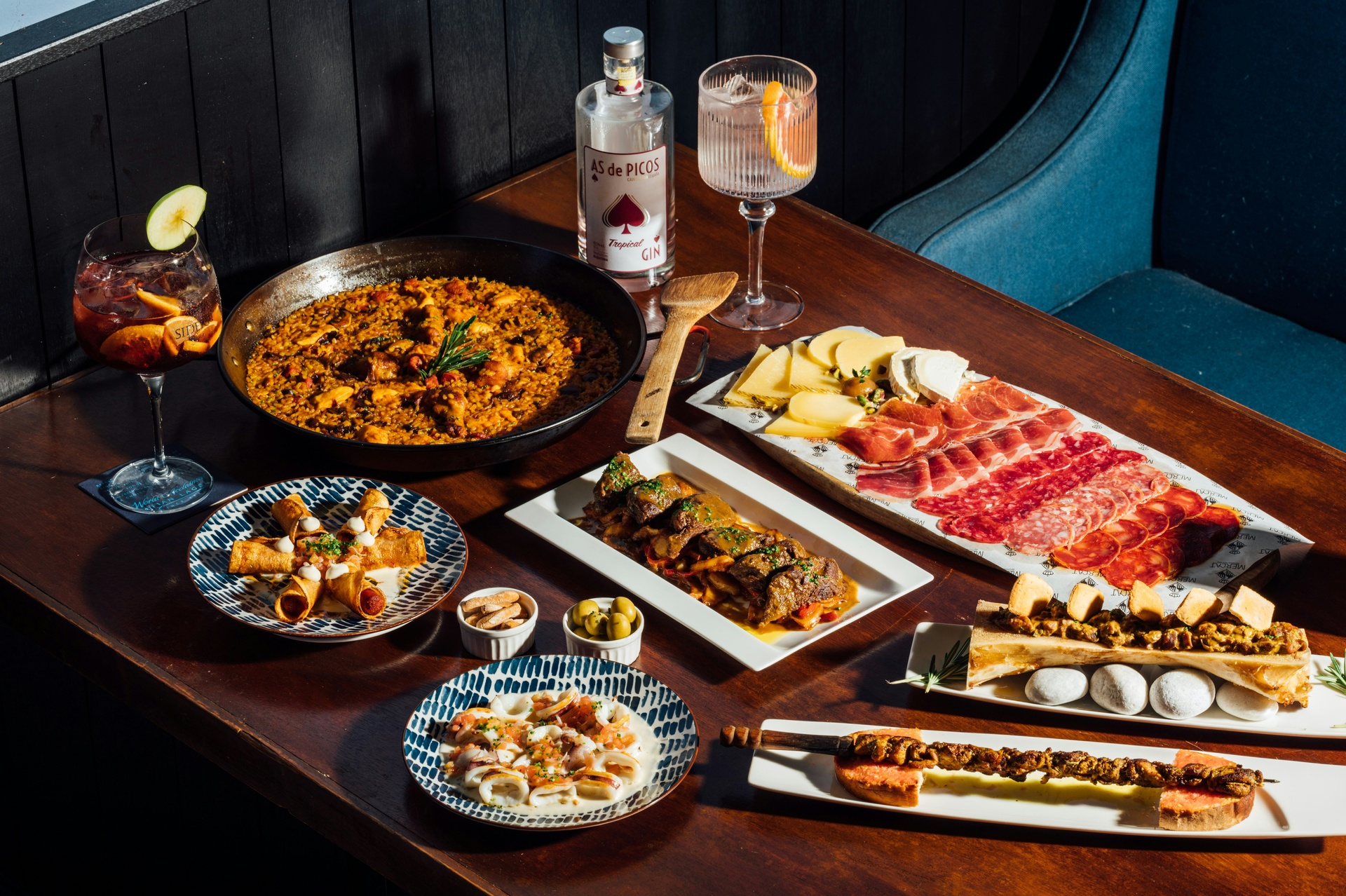 Variedad de tapas españolas en una barra de bar