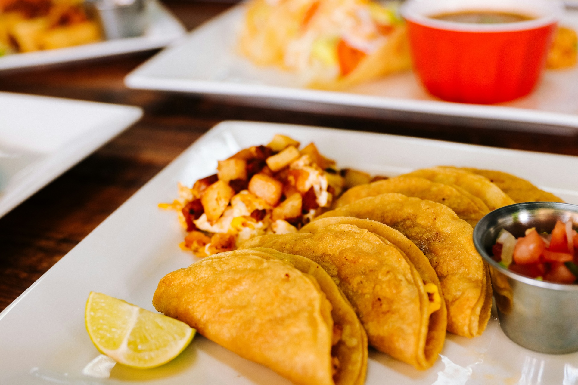 Plato con tacos de desayuno texanos rellenos de huevo y chorizo