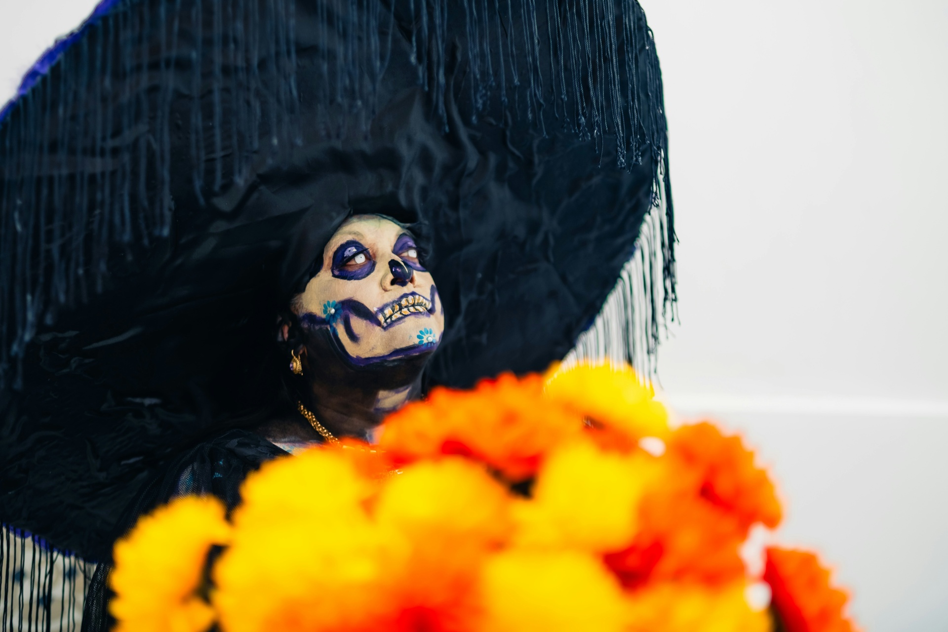 Altar de Día de Muertos decorado con flores de cempasúchil y velas