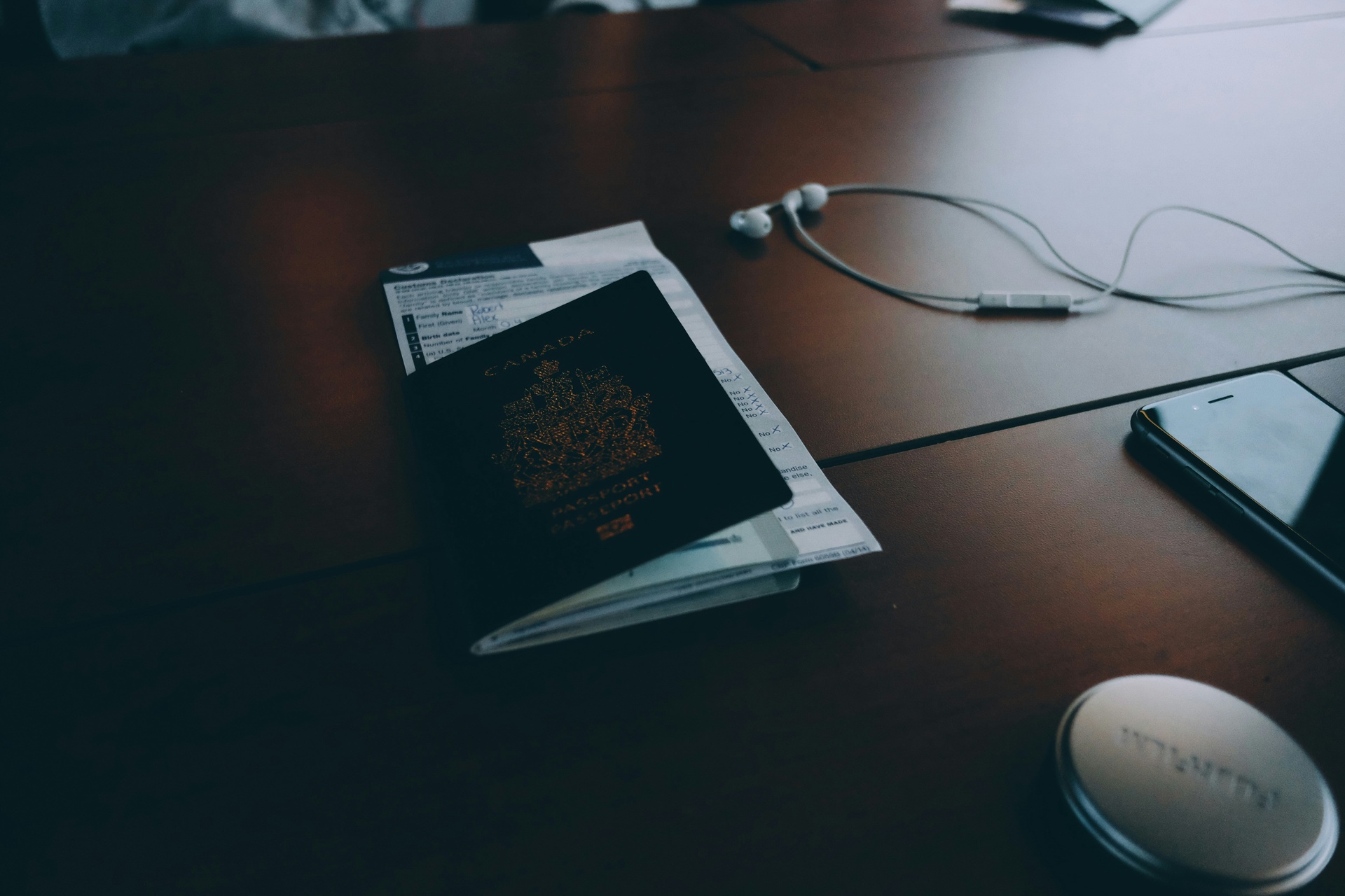 Pasaporte mexicano y documentos para trámite de visa sobre escritorio