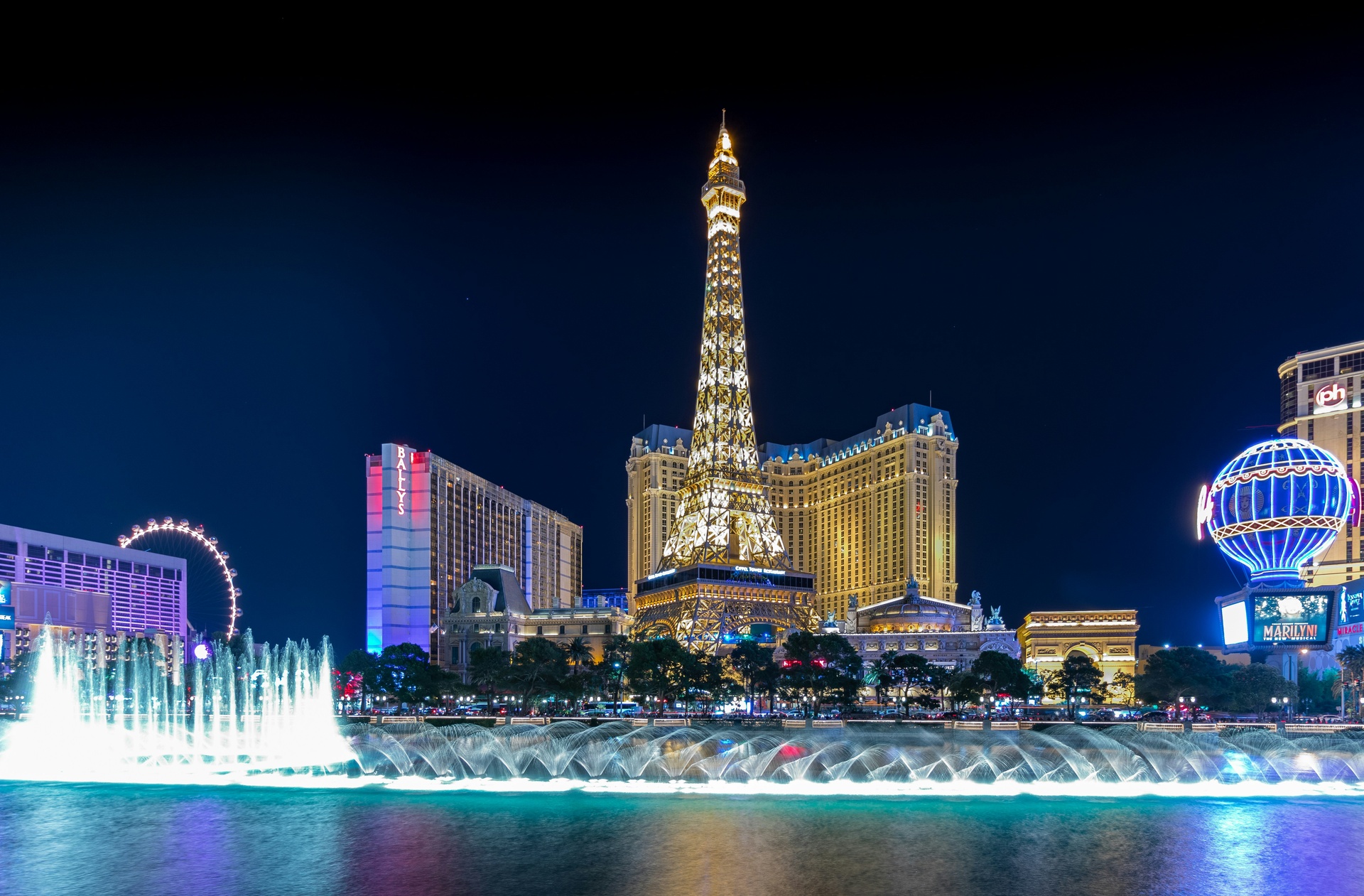 Fuentes danzantes del Bellagio iluminadas de noche