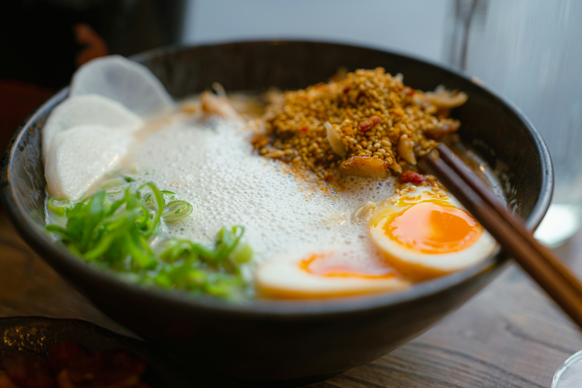 Tazón de ramen japonés servido en restaurante