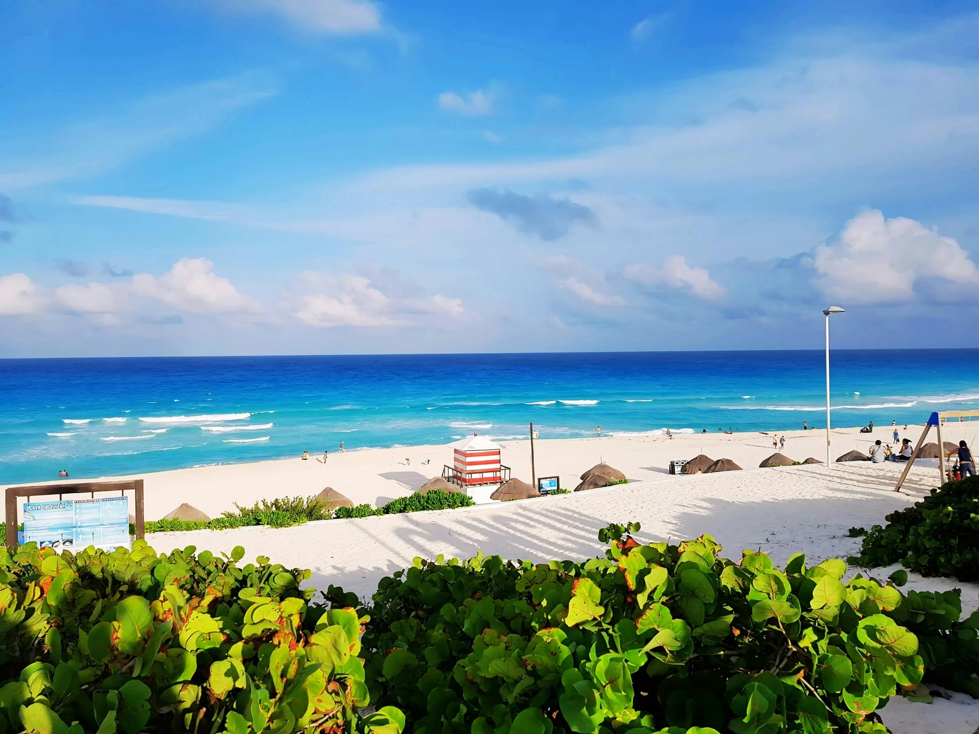 Playa de Cancún con agua turquesa y arena blanca