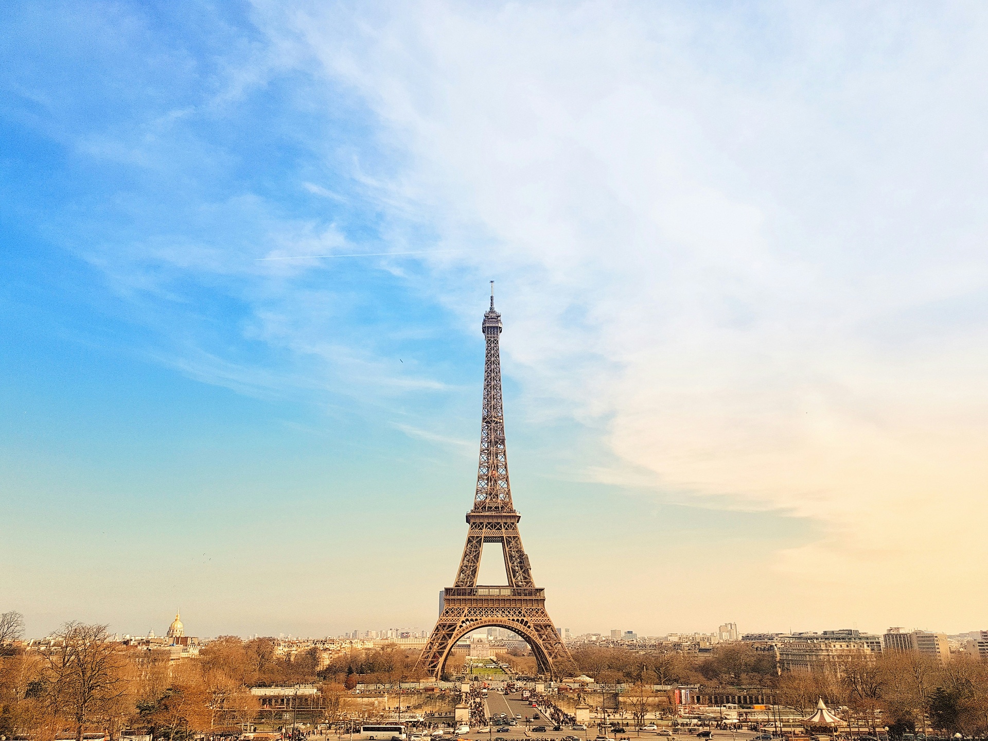 Vista matinal de la Torre Eiffel desde el Campo de Marte