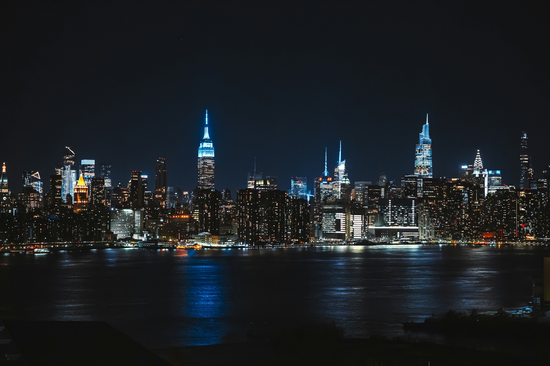 Vista nocturna del skyline de Manhattan en Nueva York