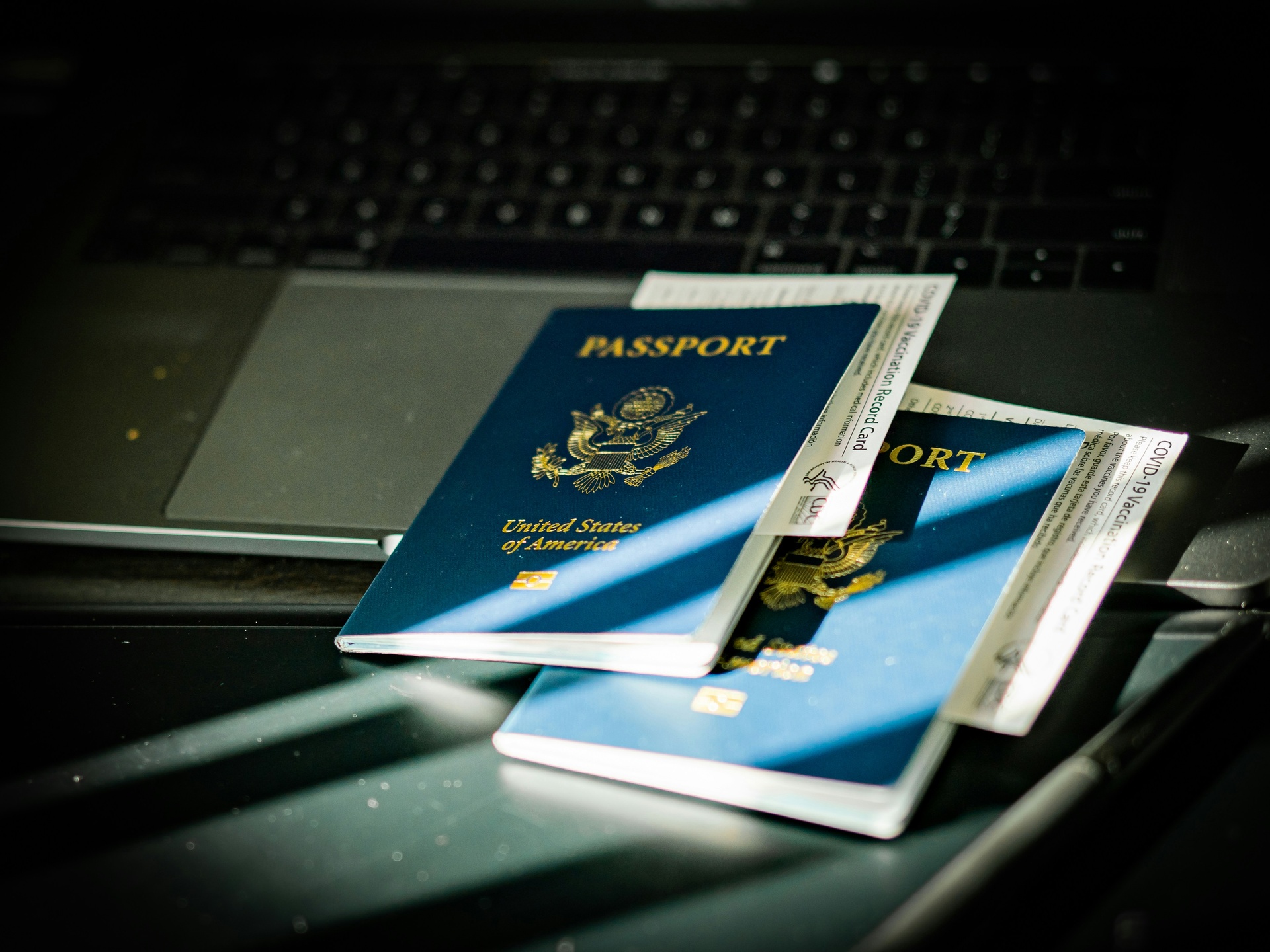 Pasaporte mexicano y documentos sobre un escritorio para solicitud de visa
