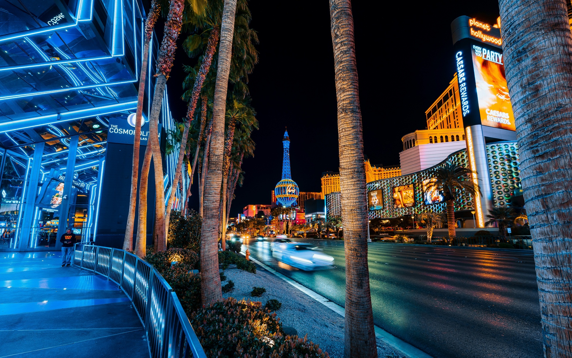 El Strip de Las Vegas iluminado de noche con luces de neón