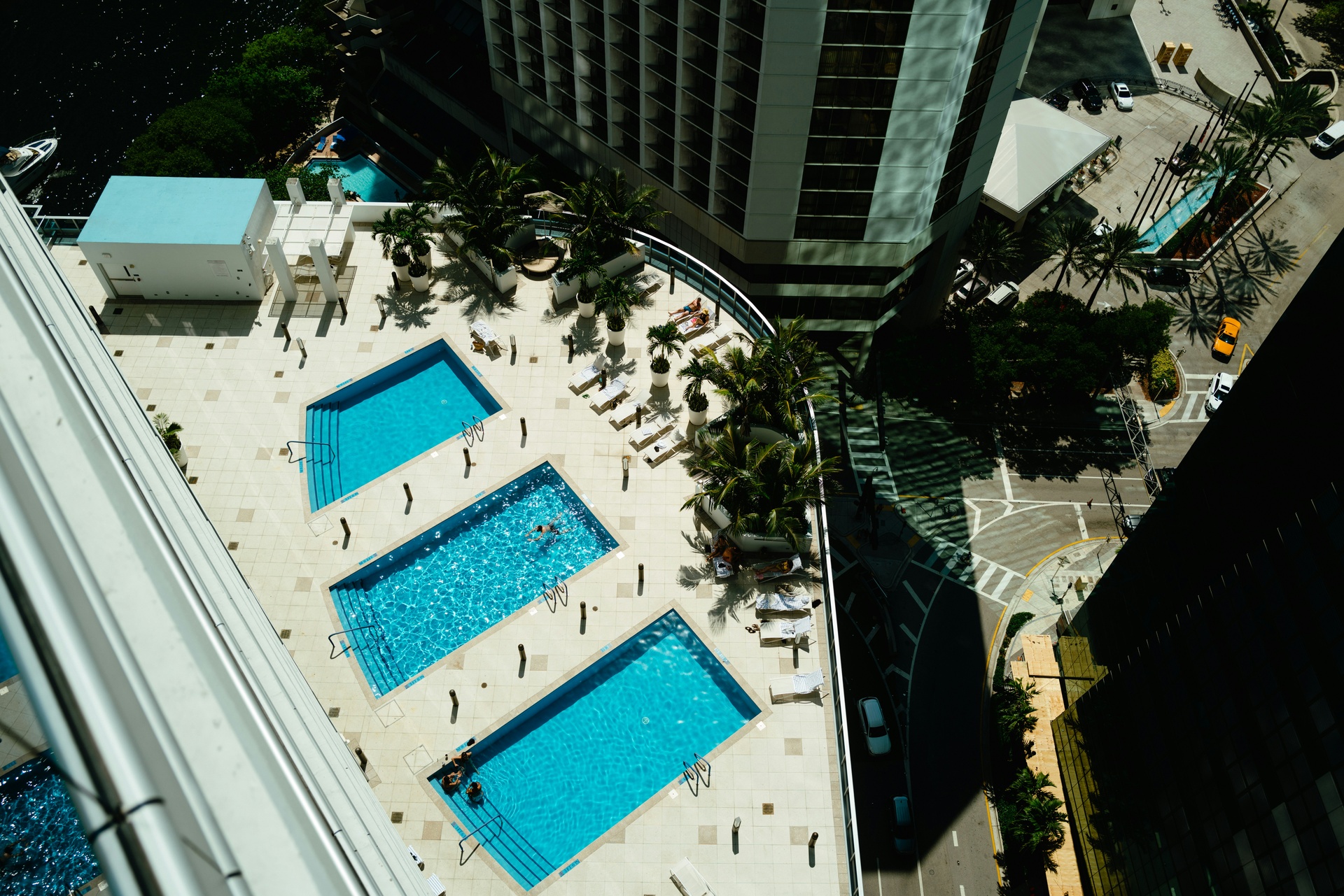 Pool party de día en una piscina de hotel en Miami Beach