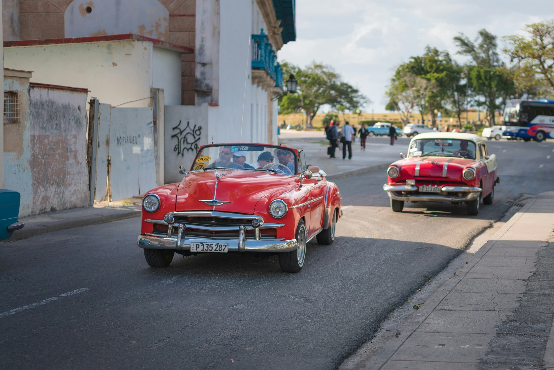 Autos clásicos en una calle de La Habana
