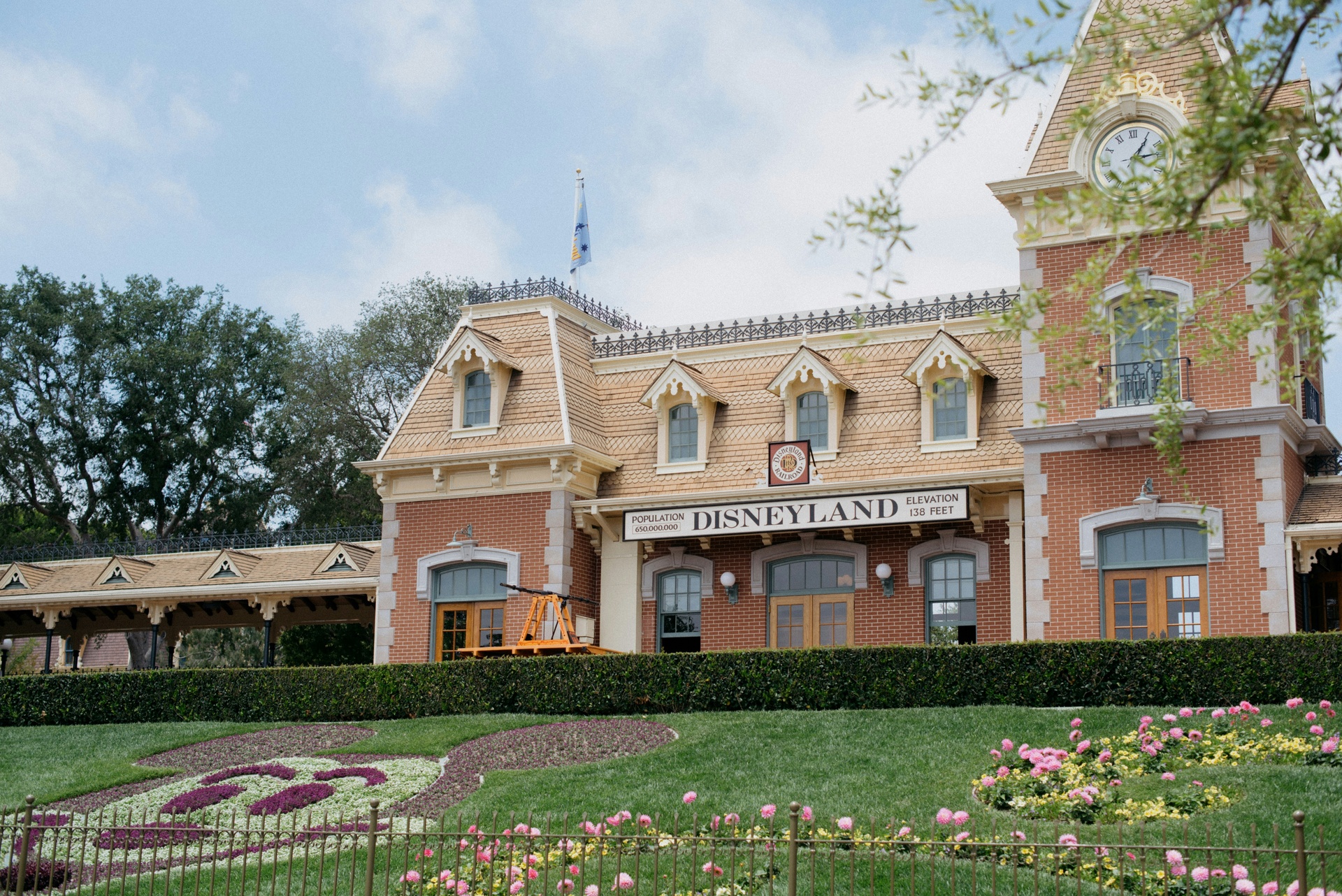 Entrada principal del parque Disneyland en Anaheim, California