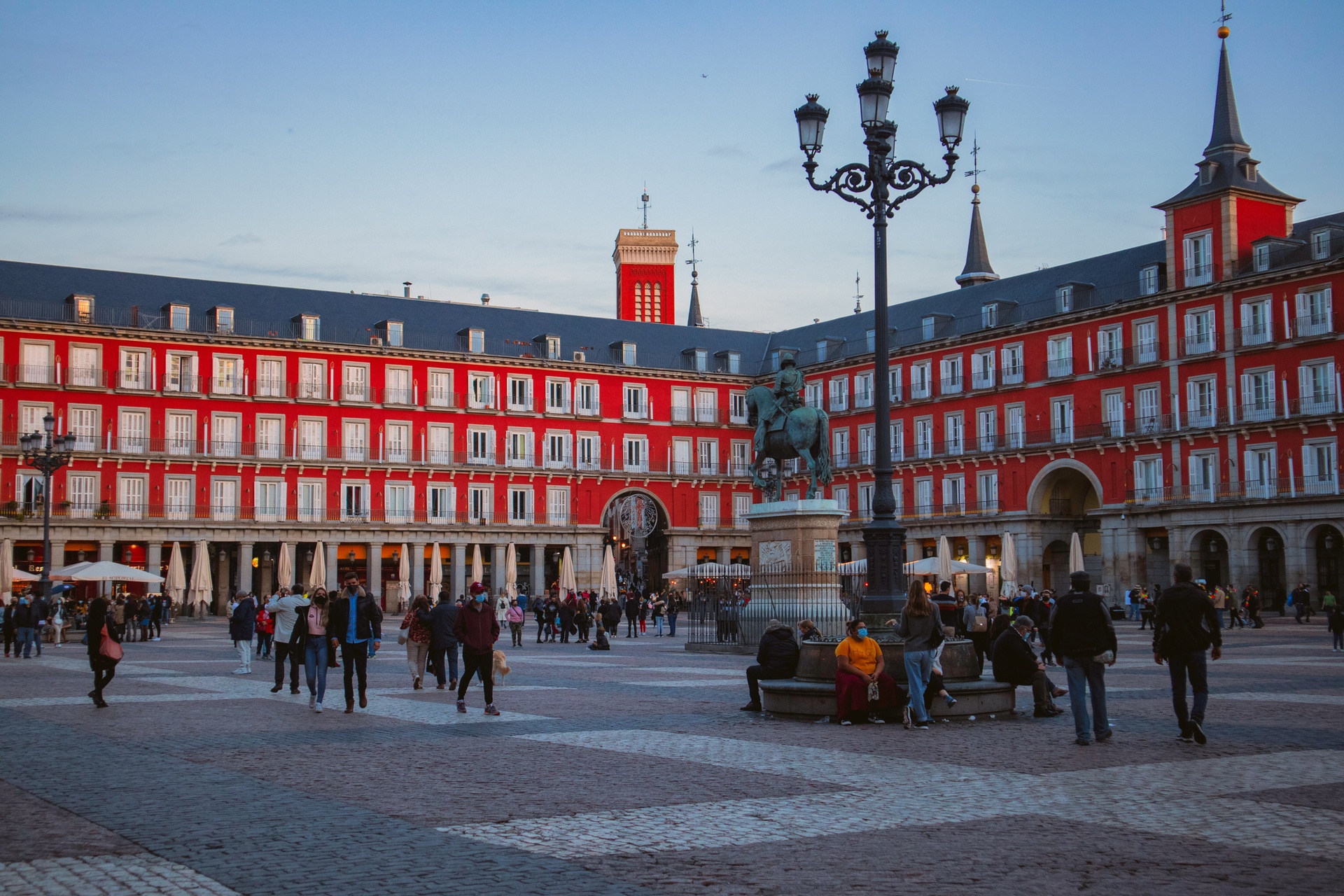 Plaza Mayor de Madrid al atardecer con turistas paseando