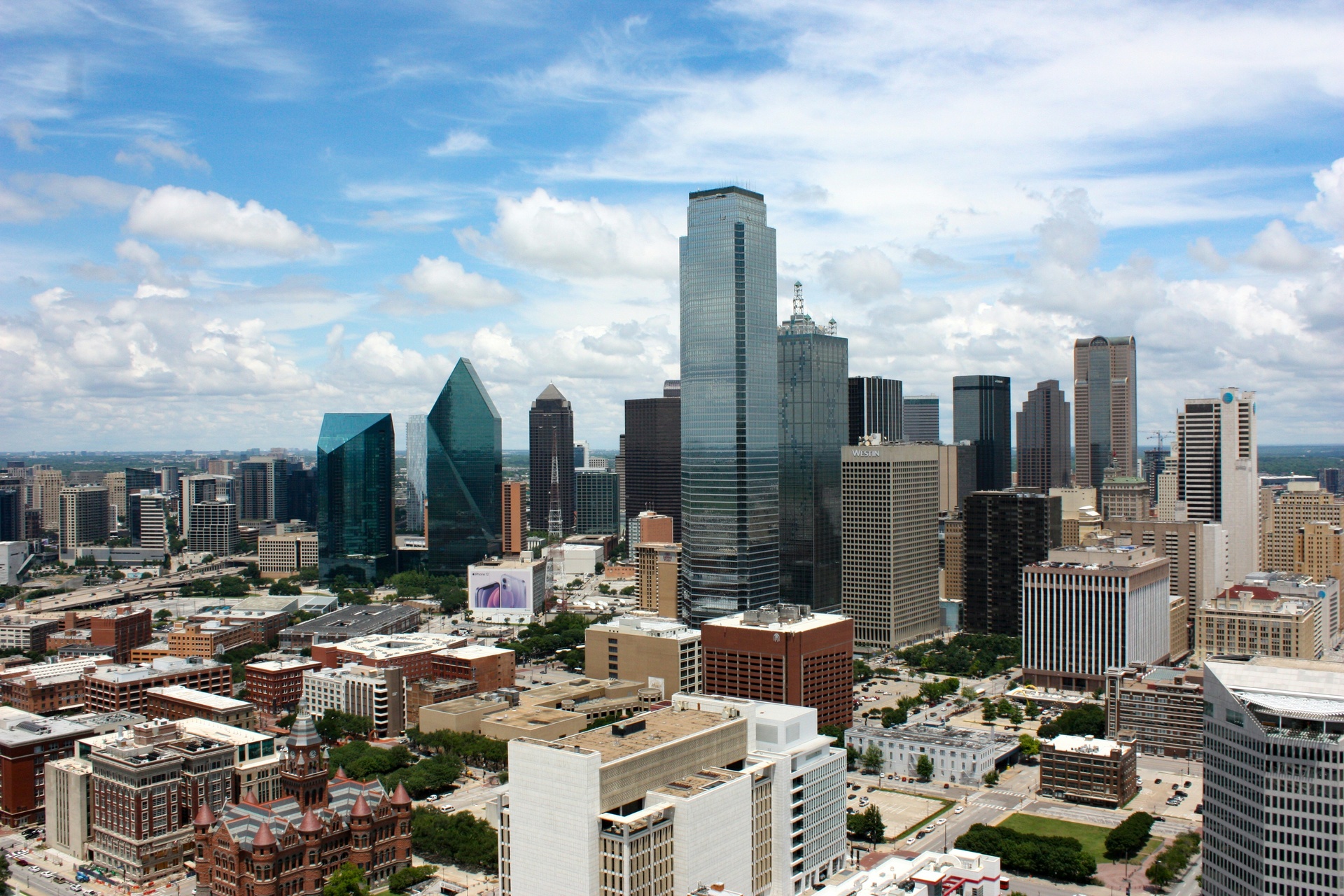 Skyline moderno de Dallas con rascacielos iluminados