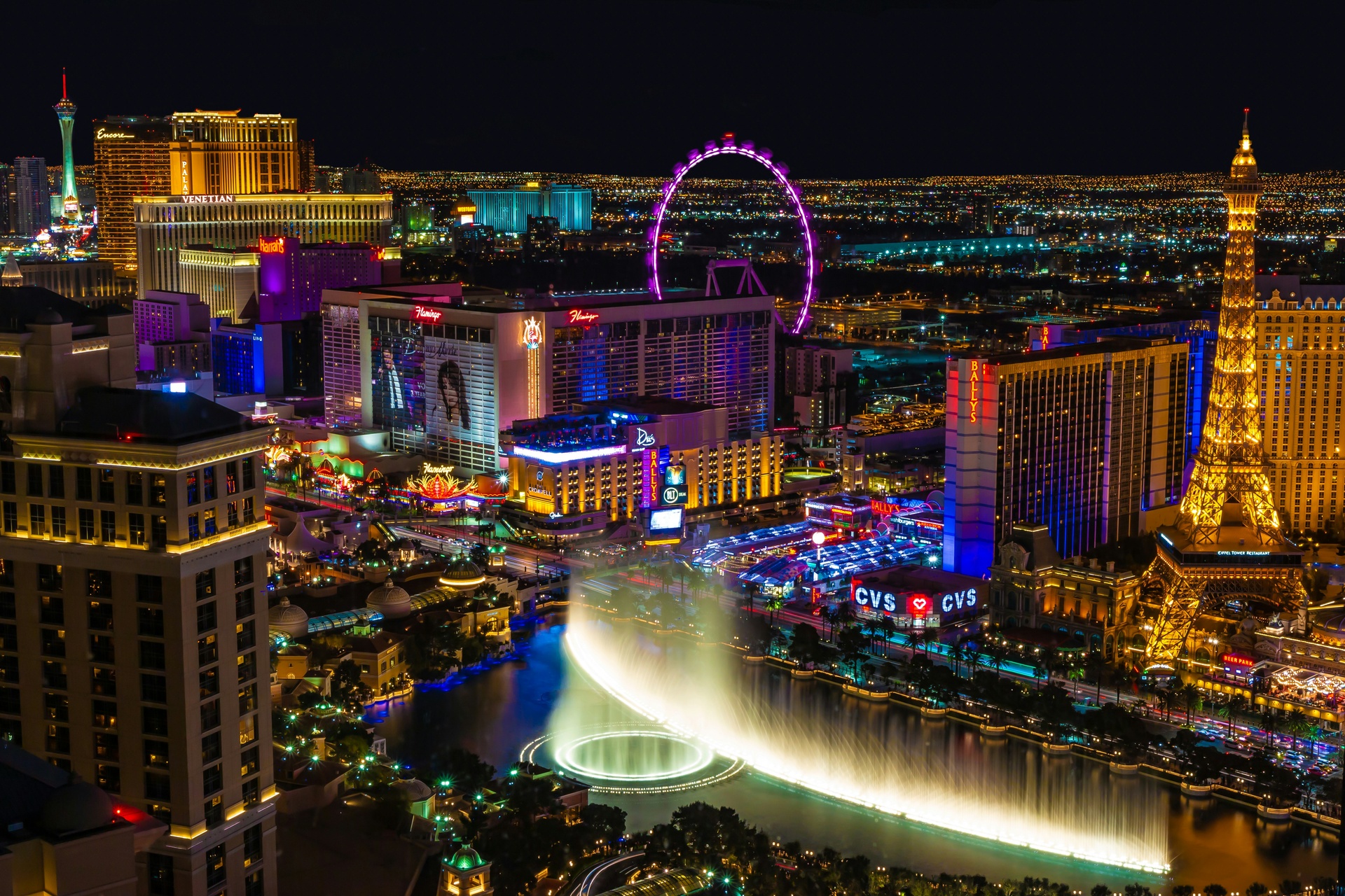 El Strip de Las Vegas iluminado de noche con sus hoteles-casino