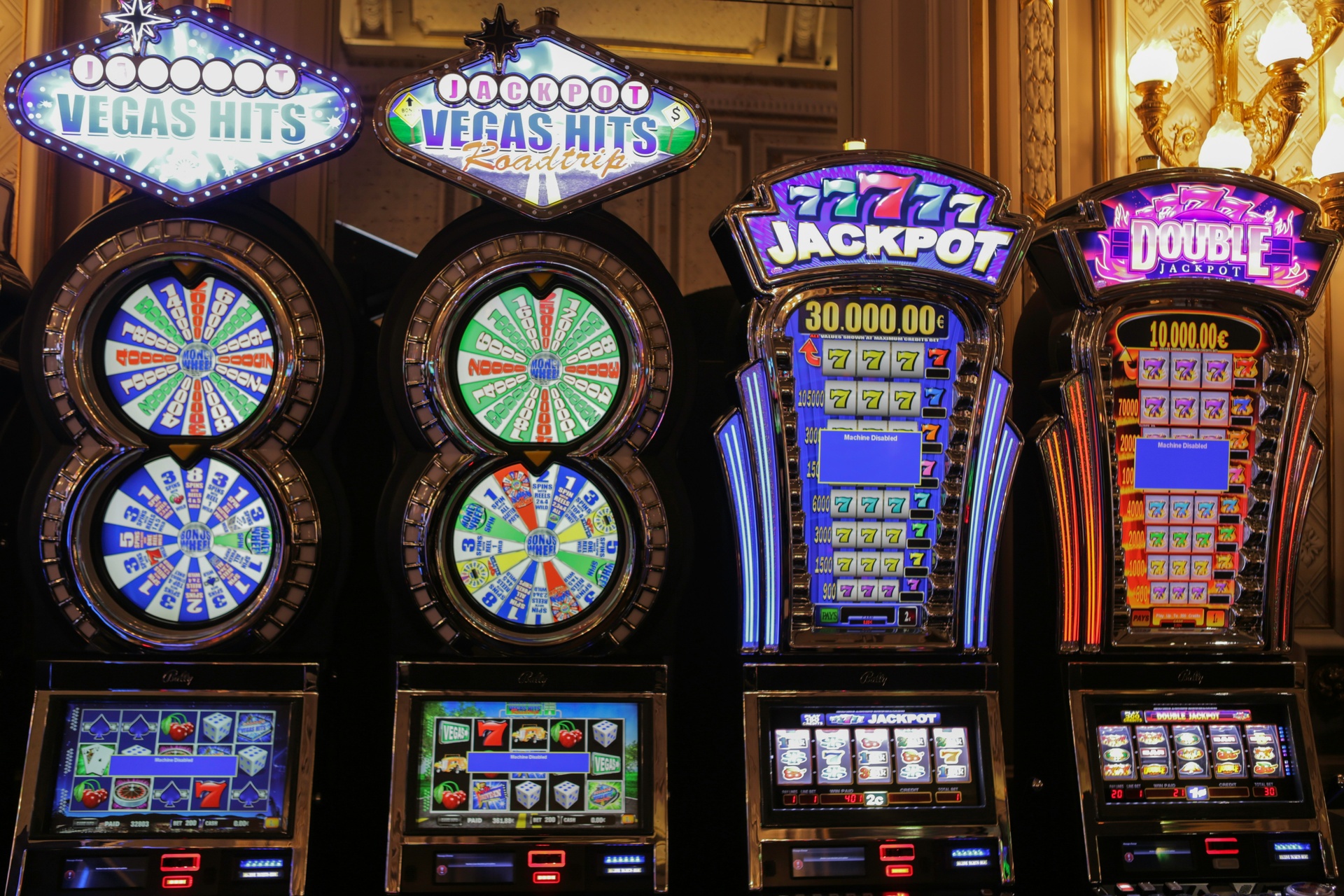 Fichas de casino sobre una mesa de juego en Las Vegas