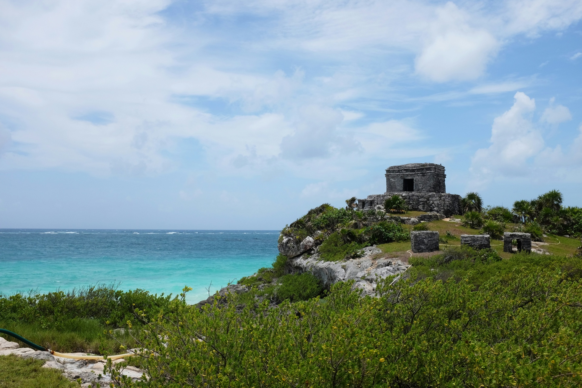 Ruinas mayas de Tulum sobre acantilado frente al mar Caribe