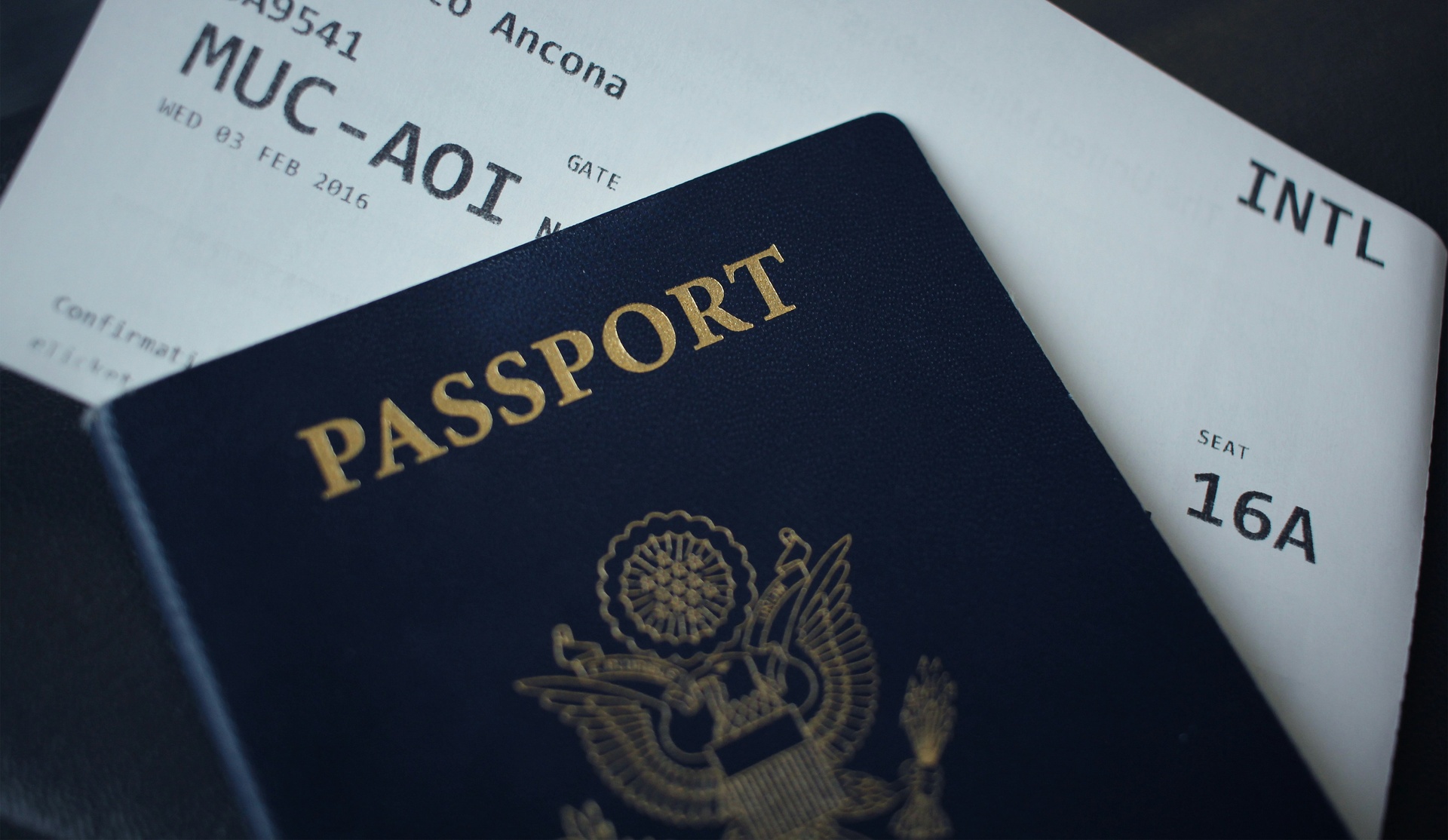 Pasaporte y pase de abordar listos para viajar a Europa
