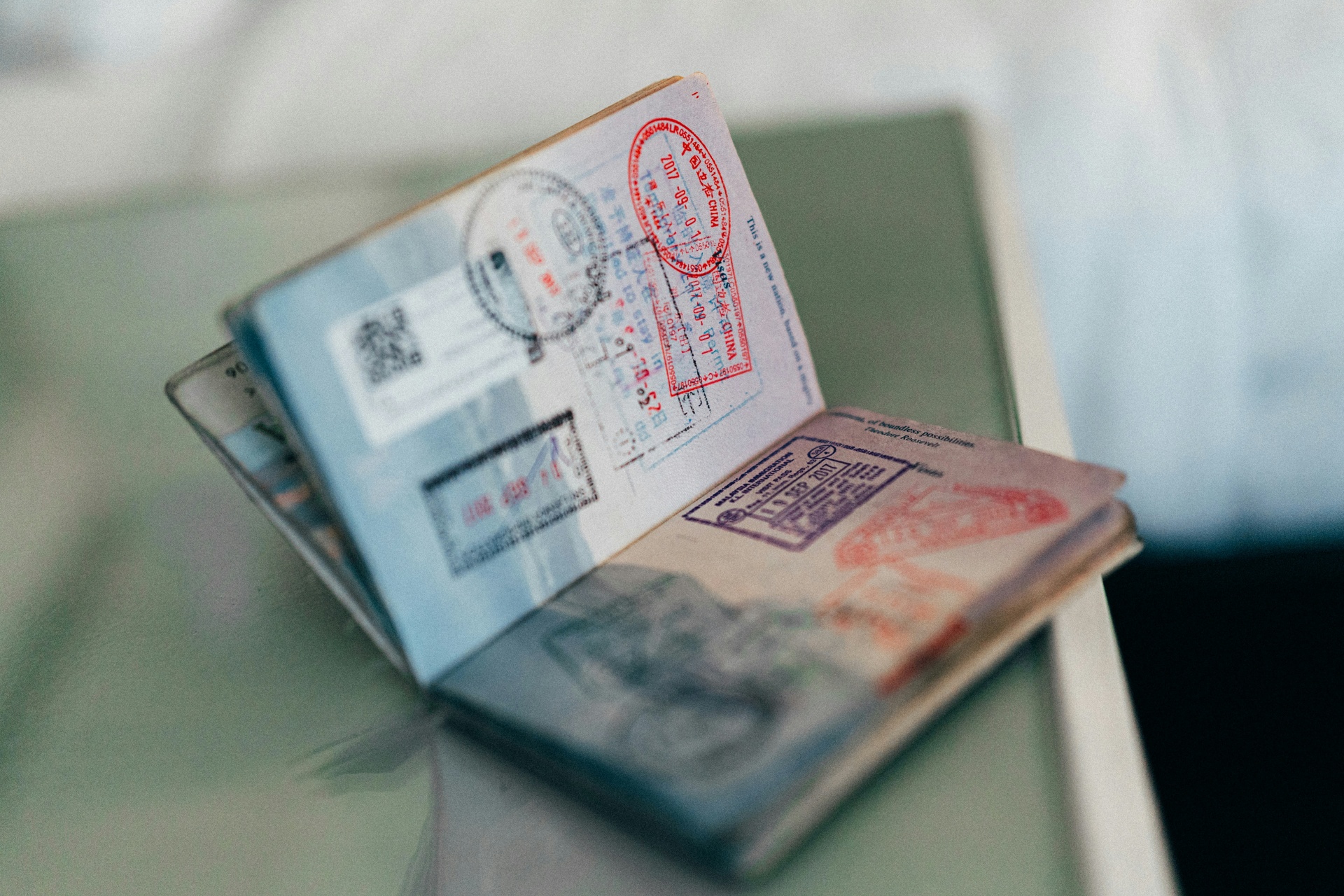 Documentos y pasaportes infantiles sobre una mesa