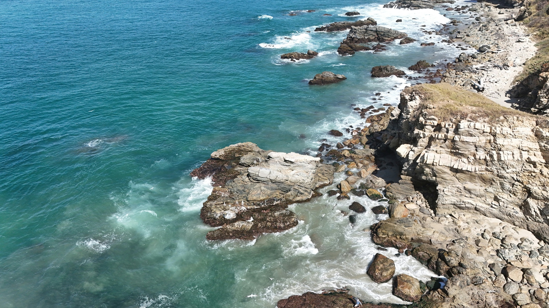 Cala rocosa con pozas naturales en la costa del Pacífico mexicano