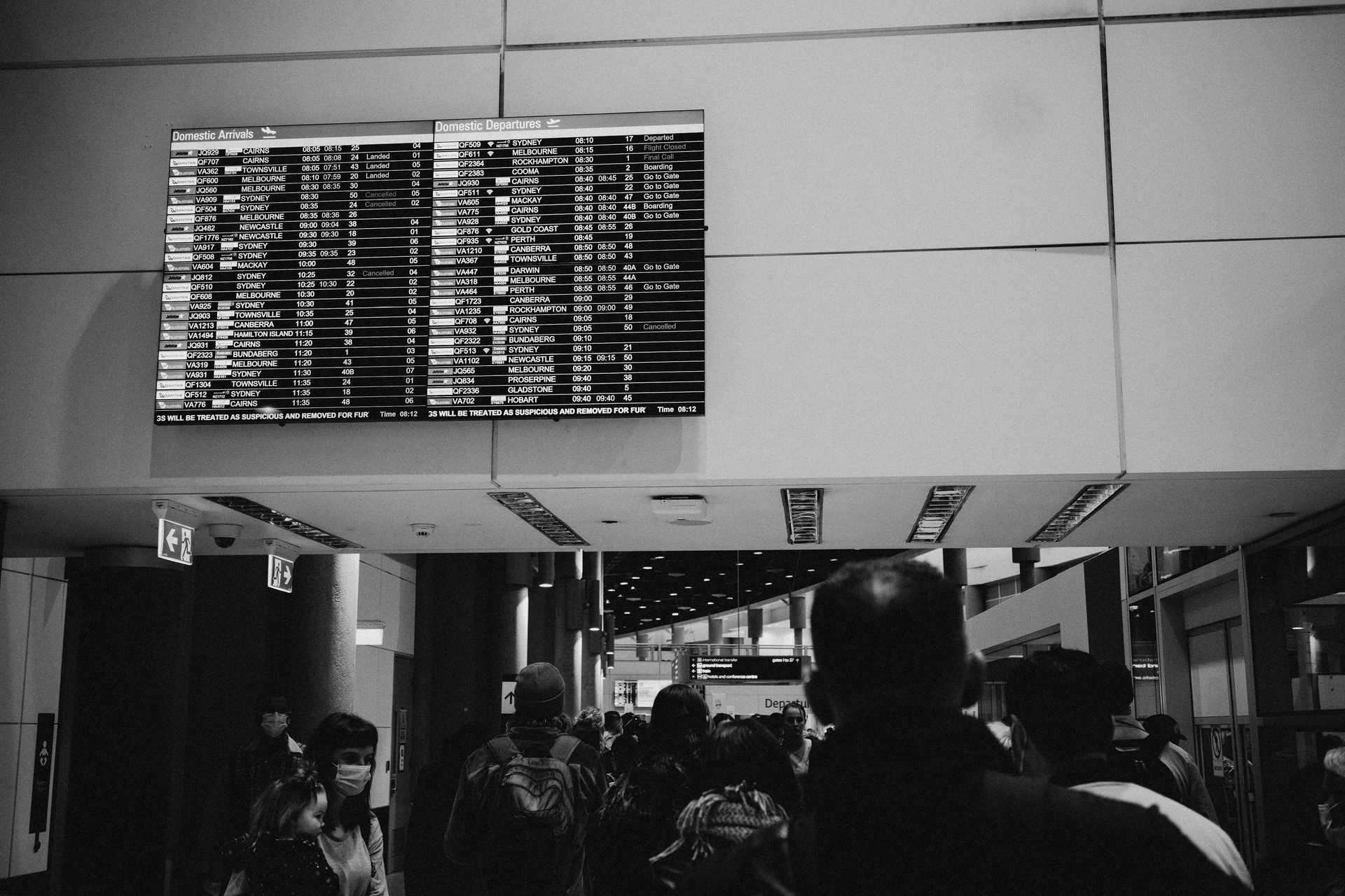Pantalla de salidas en un aeropuerto mostrando vuelos internacionales