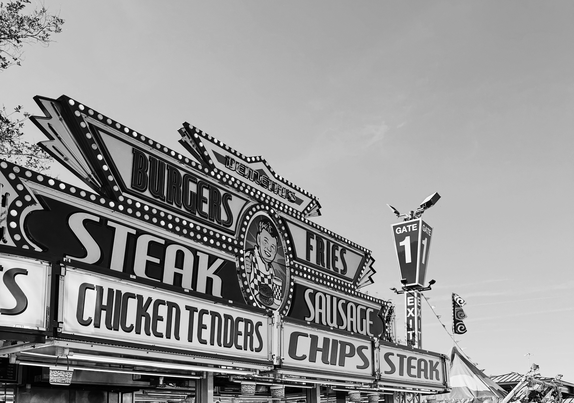 Comida típica de parque temático en charola con hamburguesa y papas