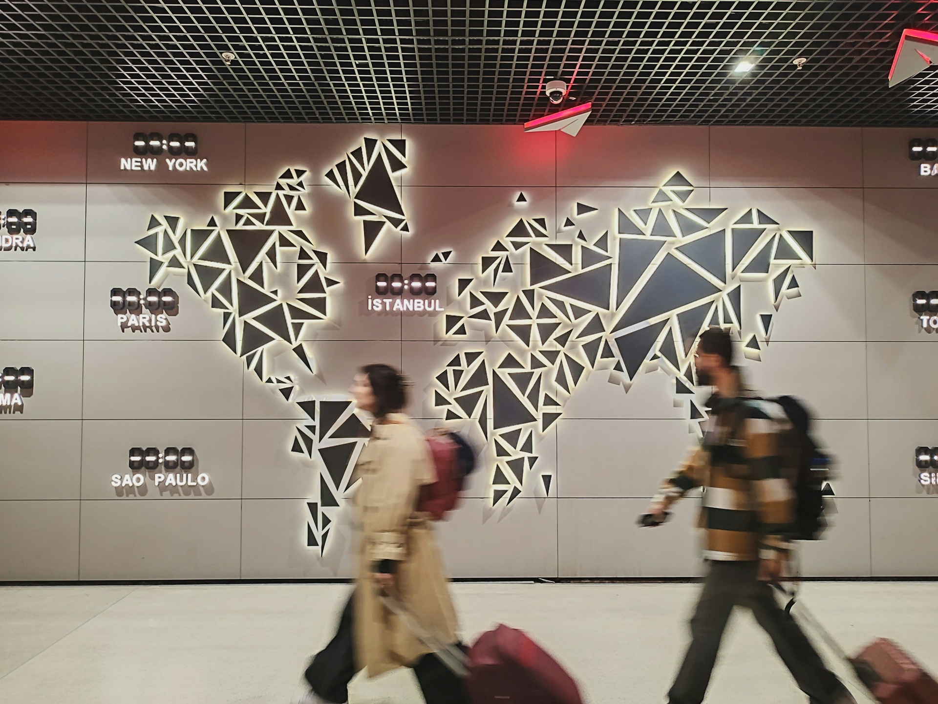 Maleta de mano en el aeropuerto lista para abordar