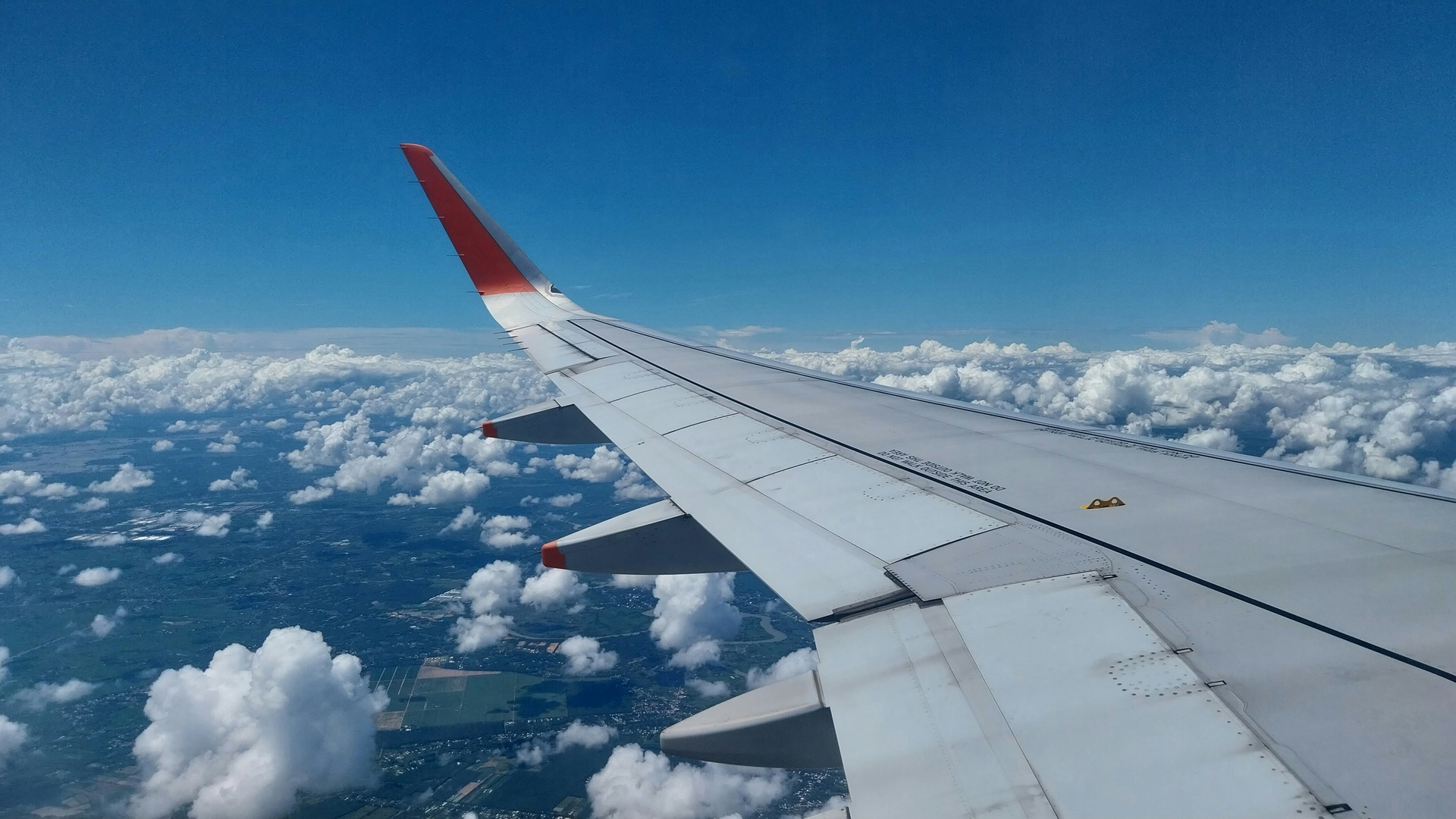 Vista del ala de un avión sobre las nubes durante el vuelo