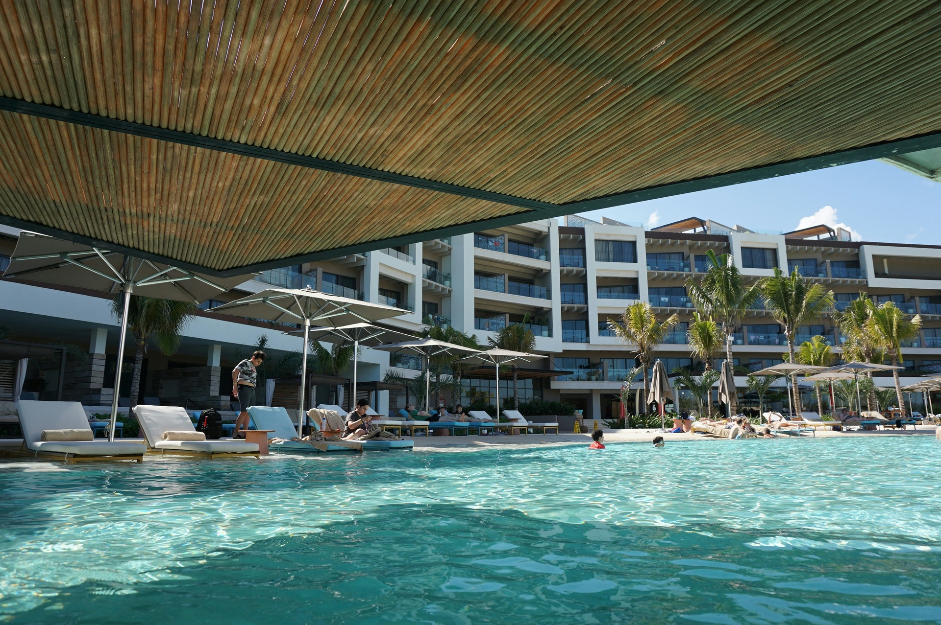 Alberca de resort todo incluido con palmeras