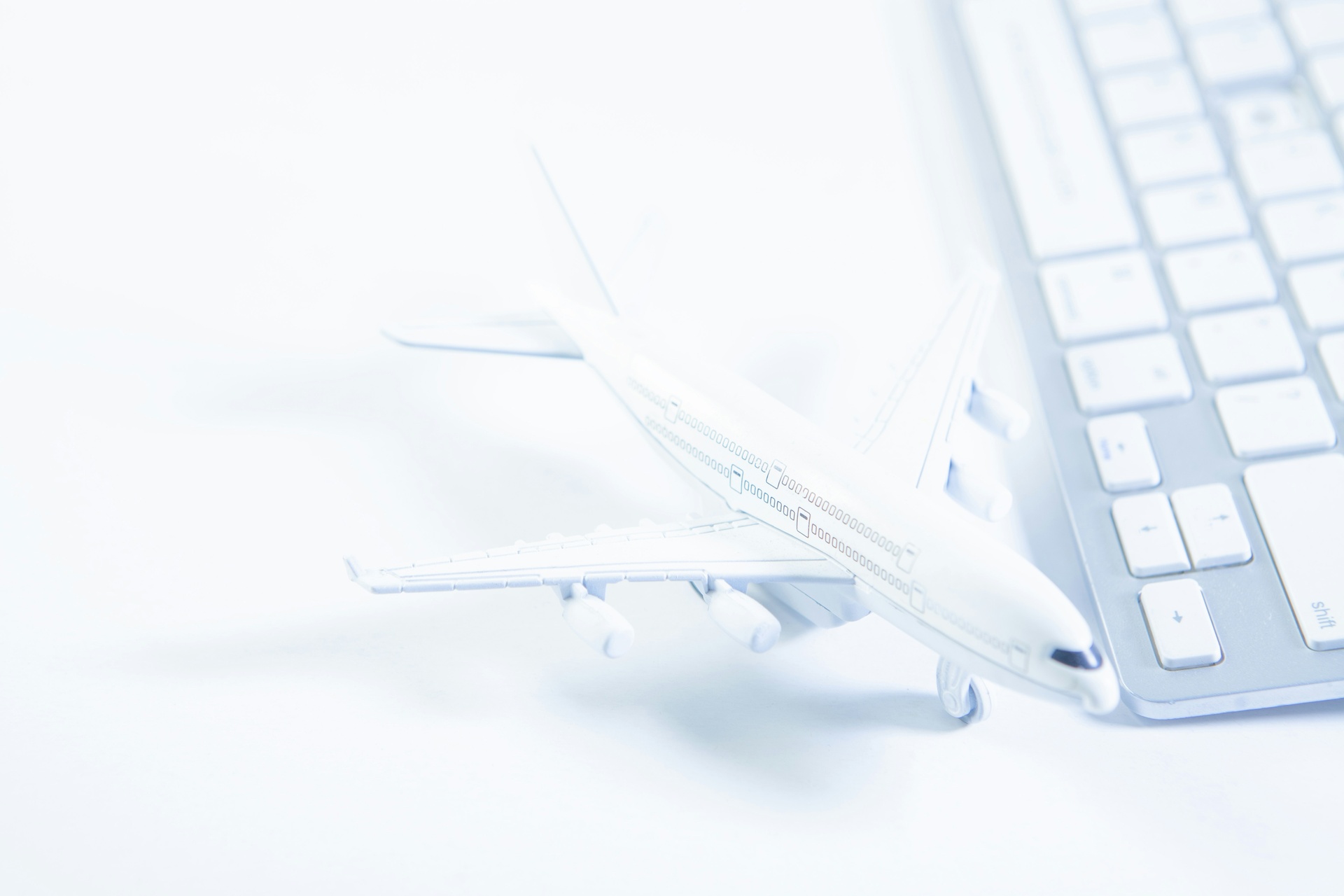 Mujer planeando un viaje en su laptop con mapa