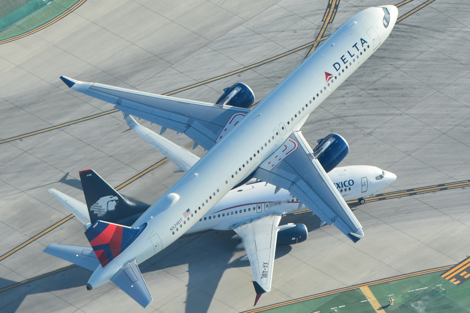 Avión de Aeroméxico estacionado en una terminal aeroportuaria